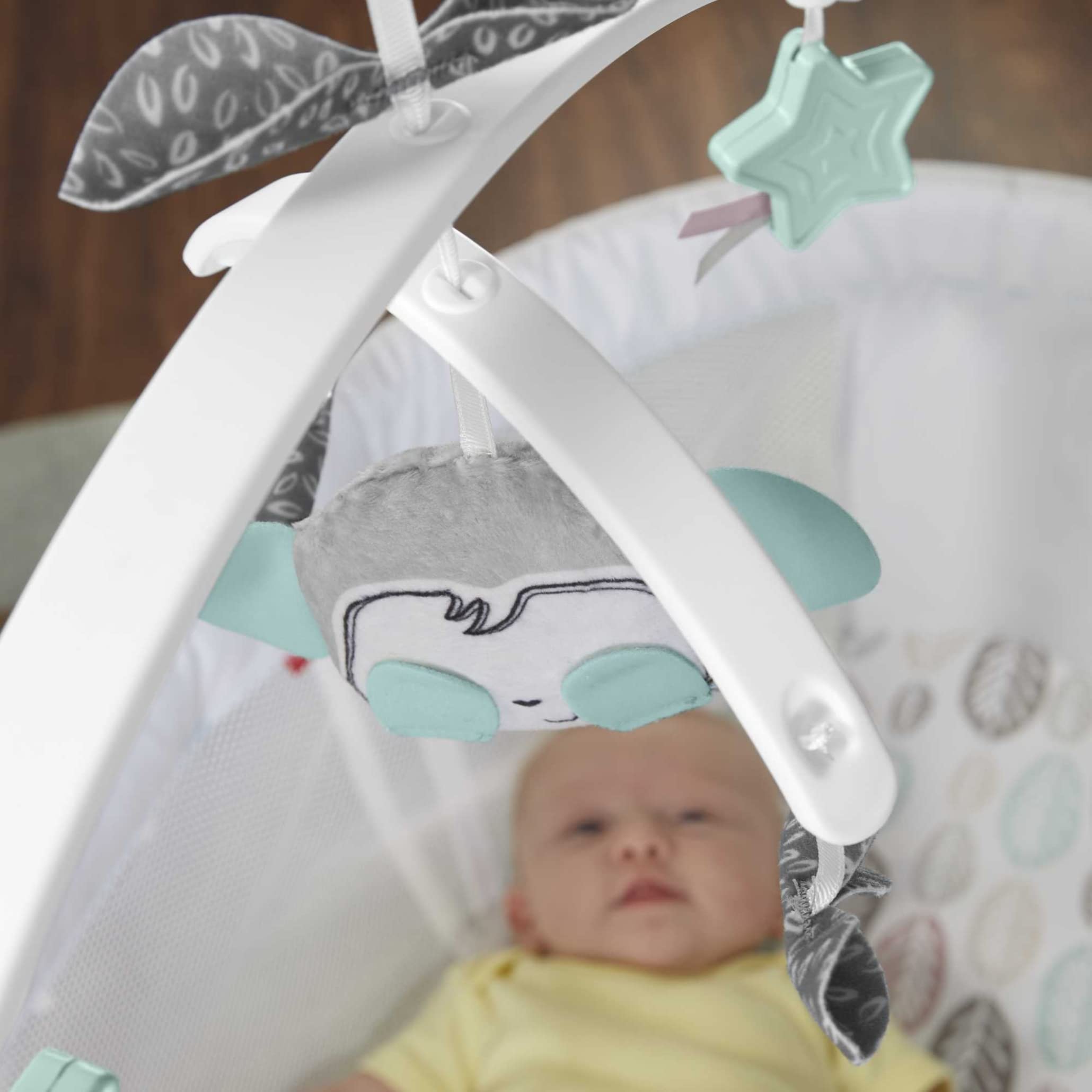 Fisher-Price Sweet Snugamonkey Baby Bedside Sleeper with Soothing Motions, Lights, Music & Vibrations - Bassinet with Toy Mobile for Newborns 0+ Months | Perfect for Nighttime Comfort & Nursery Decor