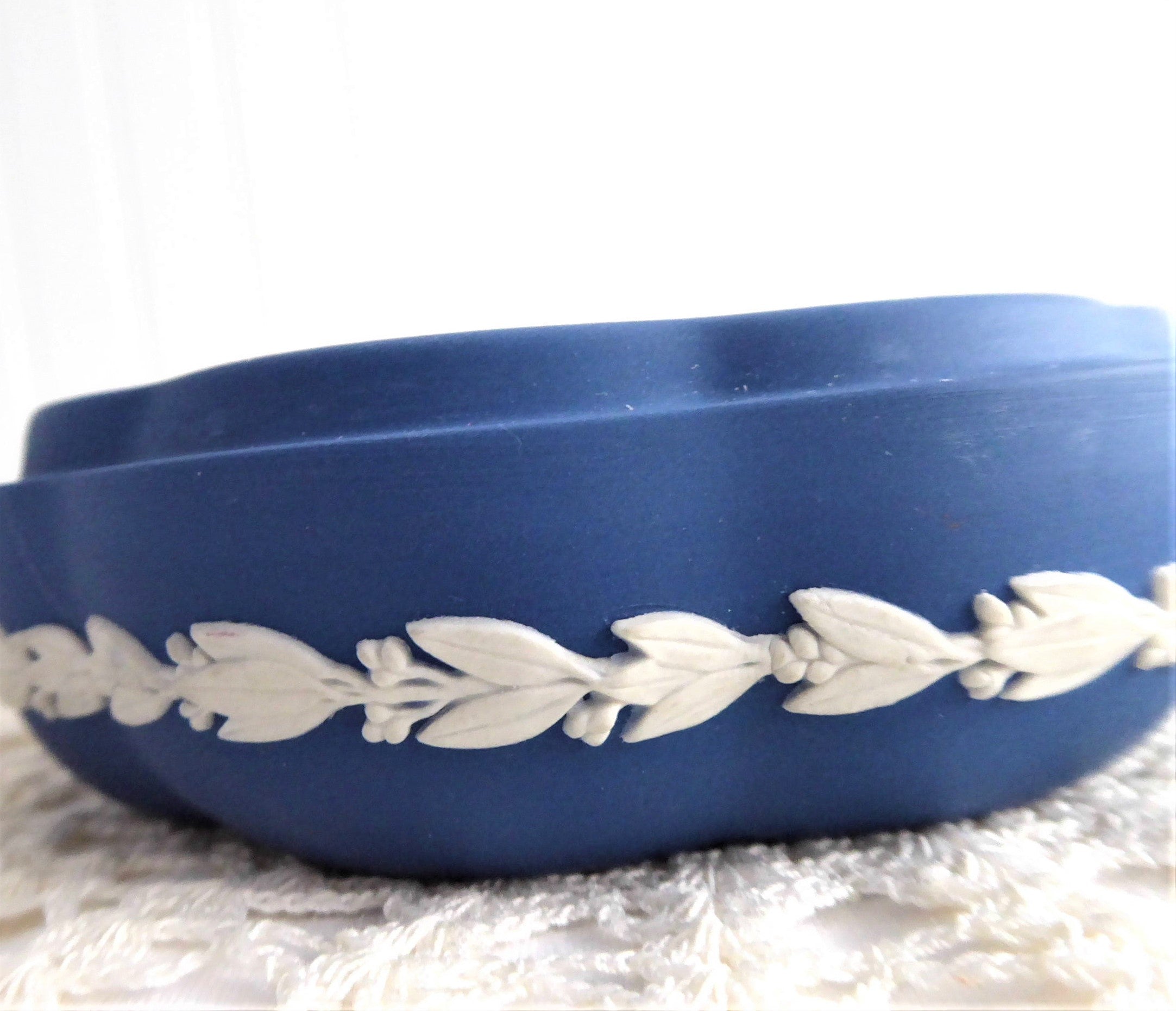 Wedgwood Jasperware Powder Box - Queen Elizabeth II Silver Jubilee 1977 Commemorative Collectible - Dark Blue Ceramic Jewelry Trinket Box for Makeup Storage & Royal Memorabilia Display