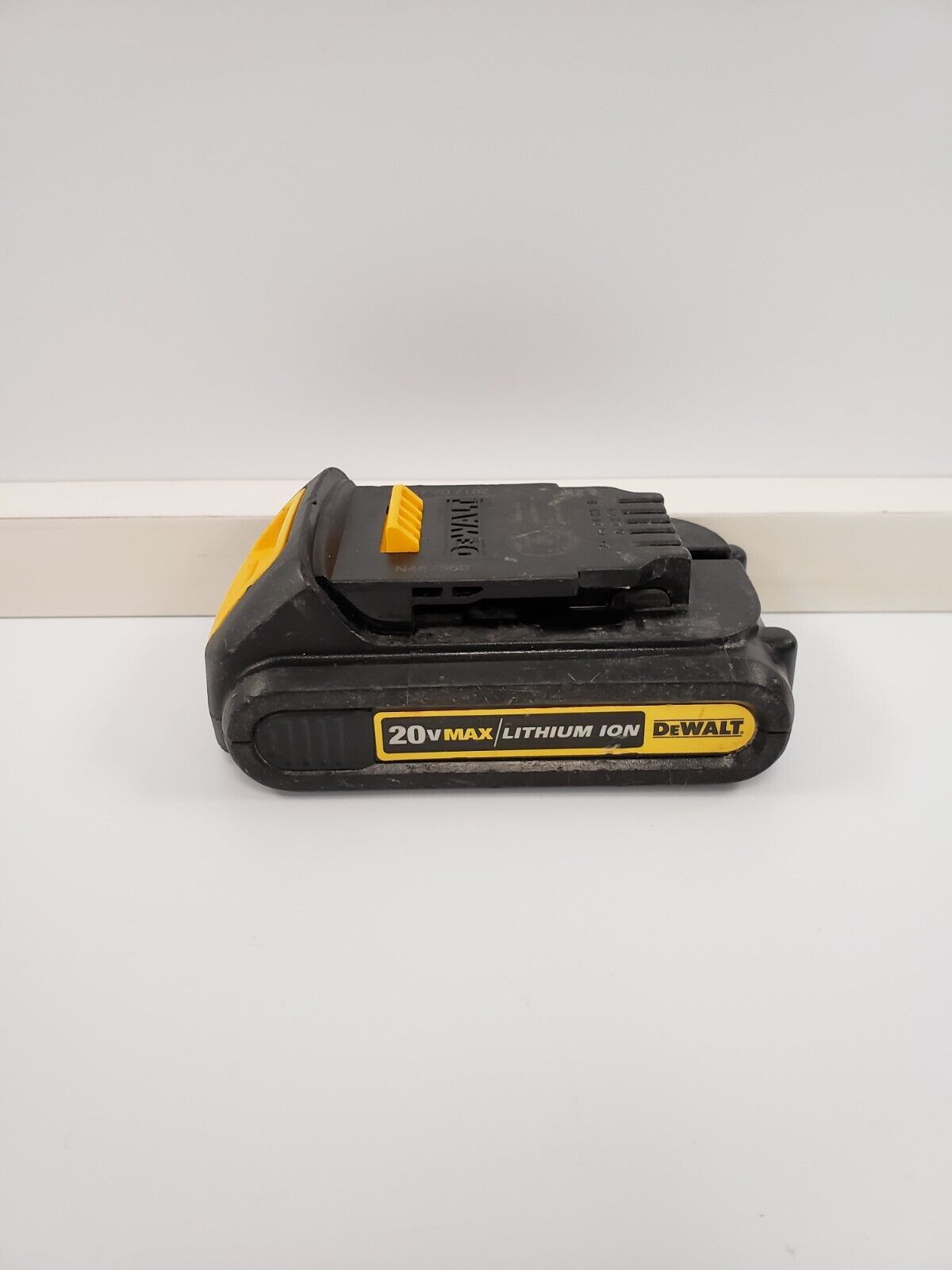 DEWALT DCB201 20V MAX Lithium-Ion Battery Pack - Compatible with DEWALT 20V Tools - Perfect for Drills, Saws & Power Tools - Home Improvement & Construction Use