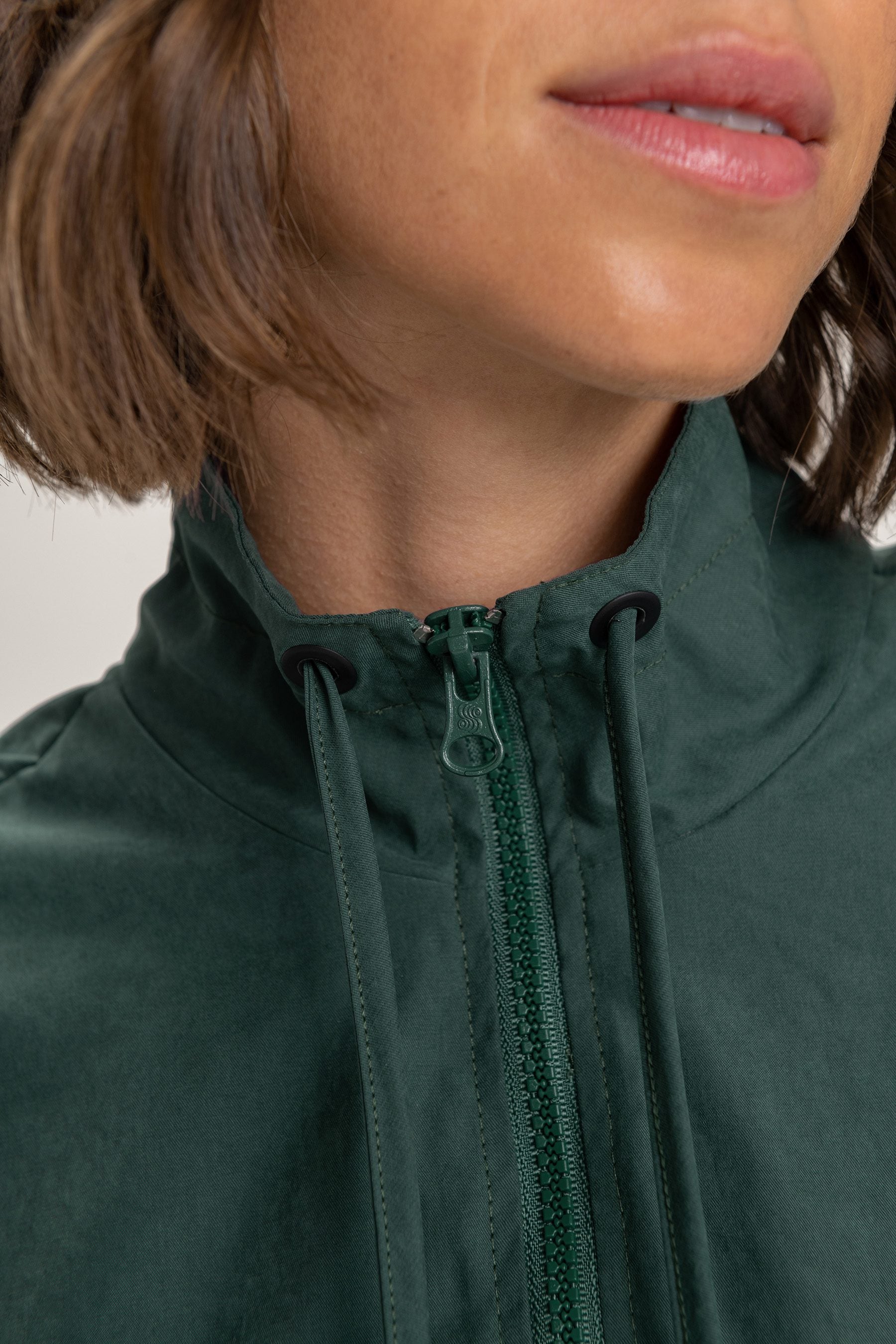 Trendy Street Style Jacket for Men & Women - Urban Fashion Outerwear for Casual Wear, Night Out, and Daily Adventures