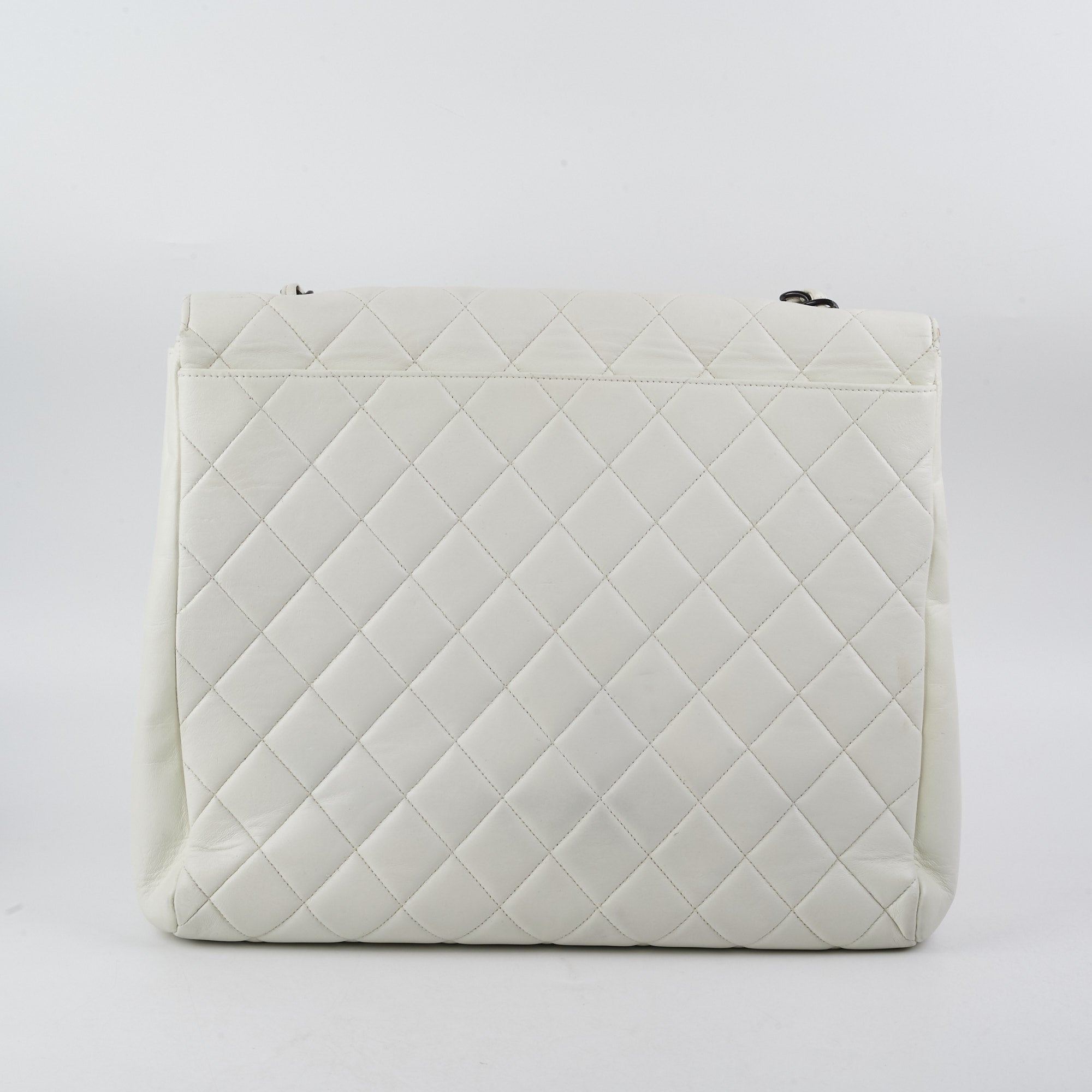 Chanel Matelasse Quilted Leather Shoulder Bag in White - Luxury Crossbody Purse for Women, Perfect for Date Night & Evening Events