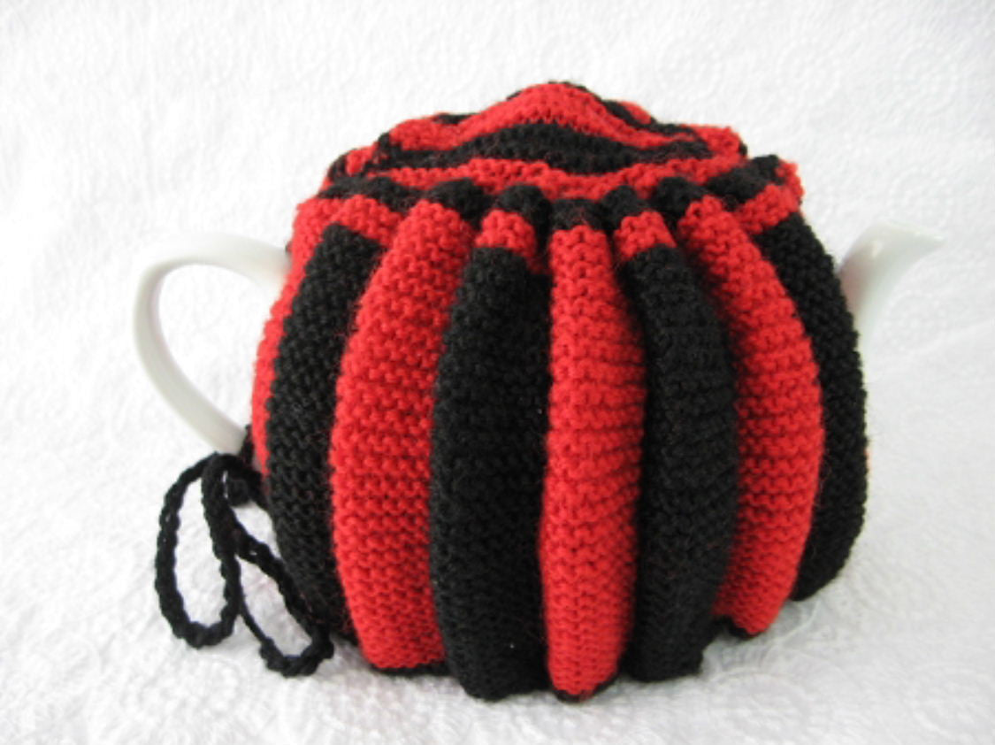 Vintage Red and Black Hand-Knitted Stretchy Tea Cozy - English Style 1950s Tea Cosy for Teapots - Perfect for Afternoon Tea, Cozy Kitchen Decor & Gift Ideas