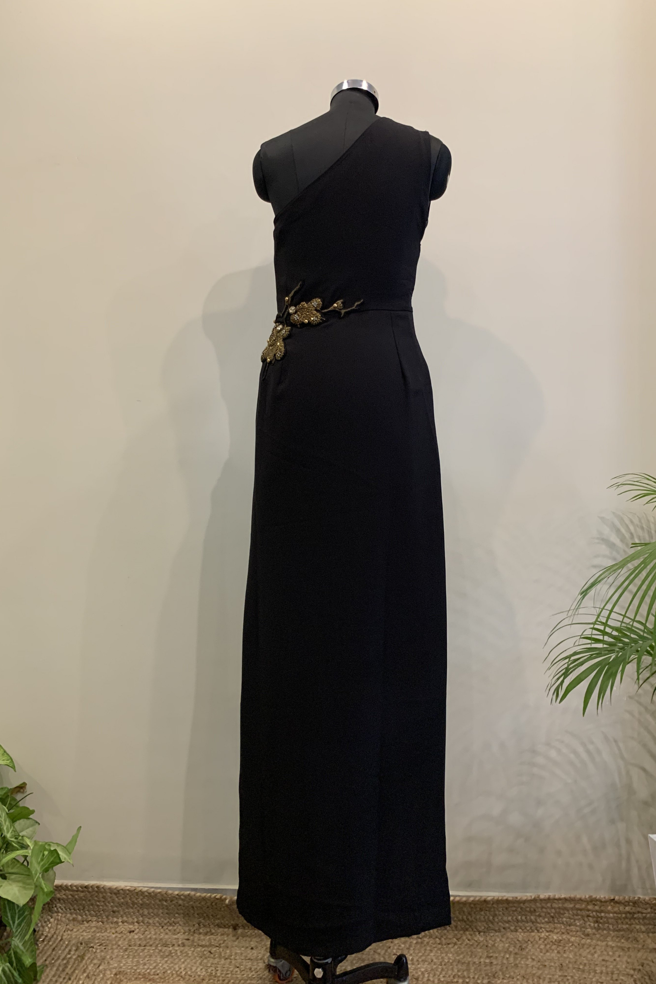 Seerat Kapoor Black One Shoulder Slit Dress - Elegant Evening Gown for Parties, Prom & Special Occasions