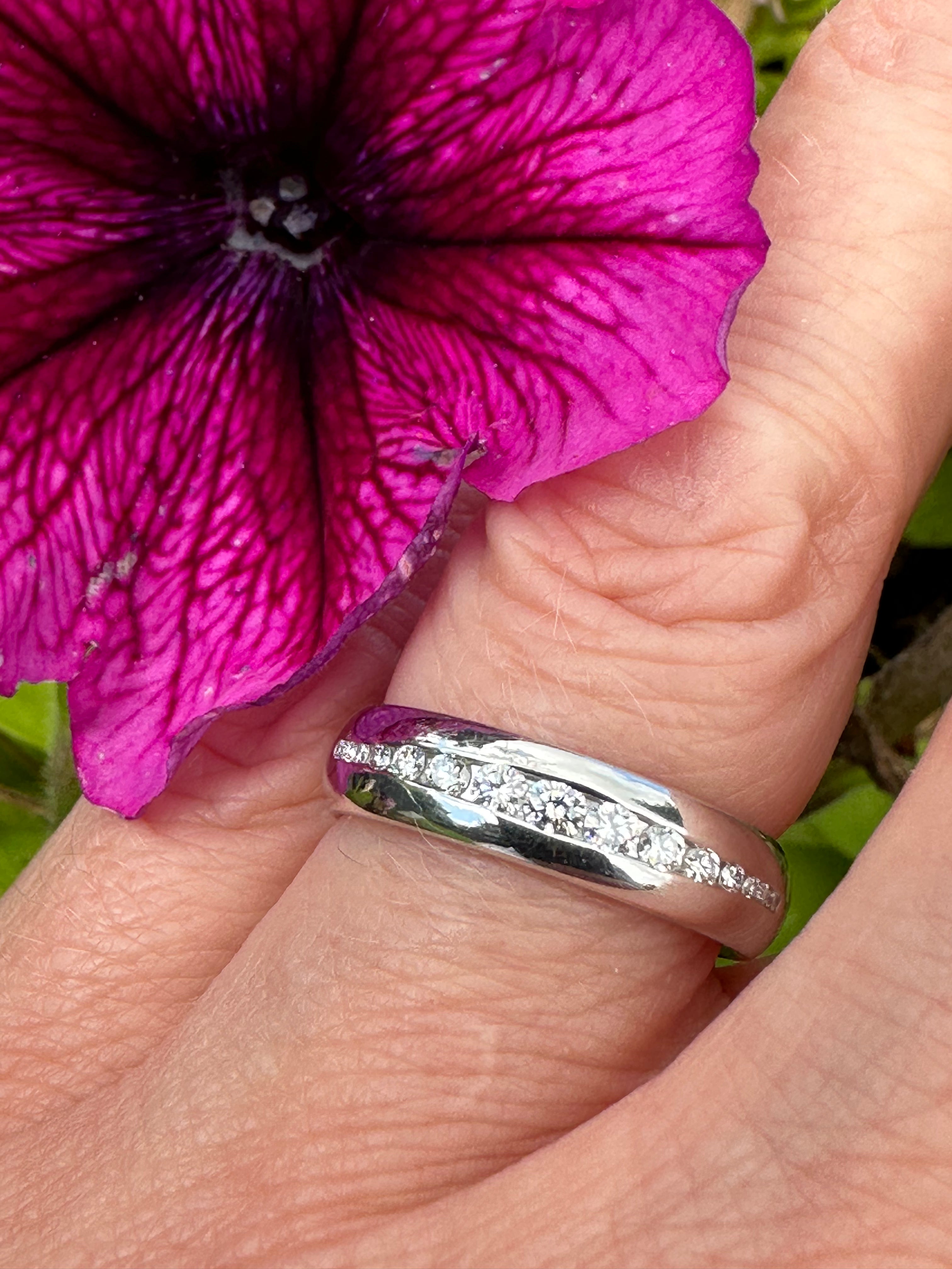 18K White Gold Women's Diamond Ring - 0.28ct TW VS1 Brilliant Cut Engagement/Wedding Band - Perfect for Proposals, Anniversaries & Special Occasions