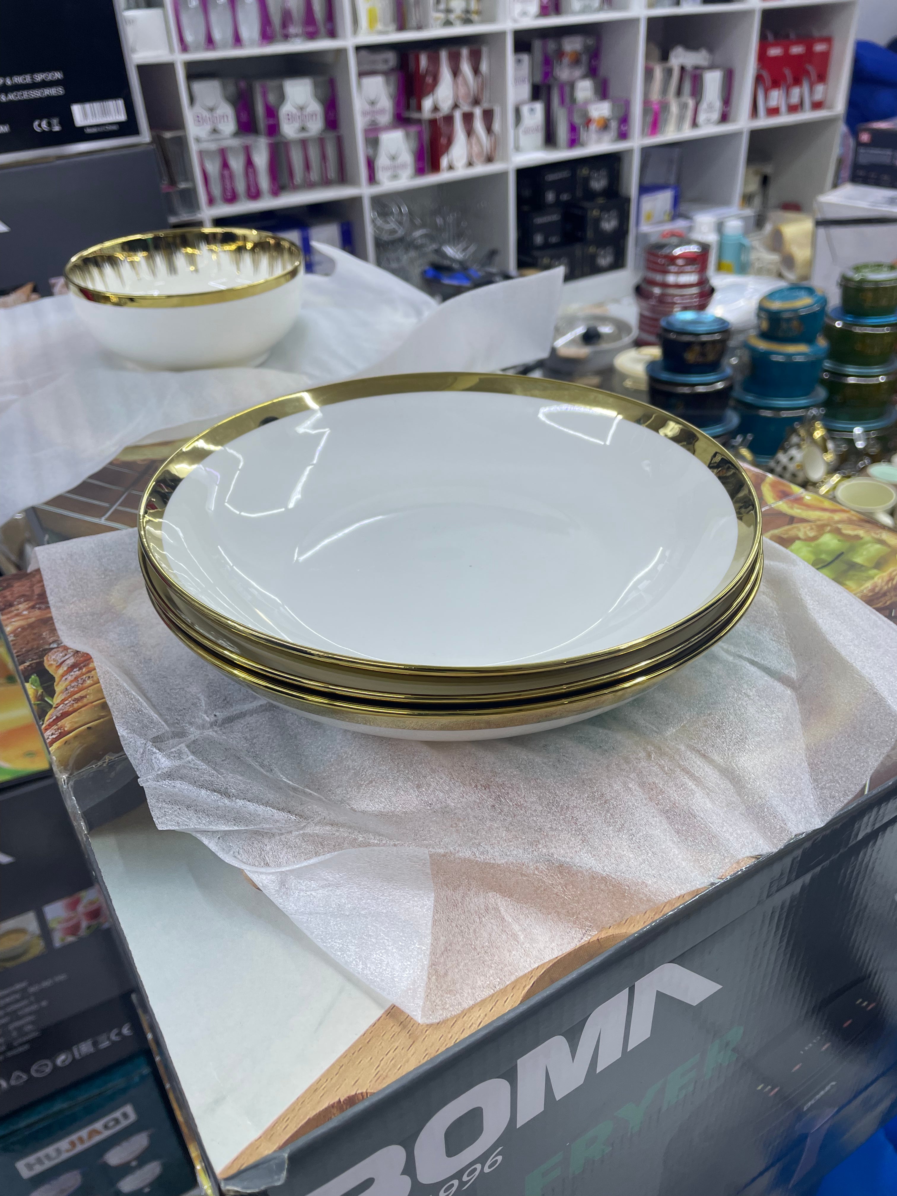 Elegant Gold Plates Set of 6 - Premium Dinner Plates for Fine Dining, Wedding, Party & Home Decor - 10.5 Inch Round Dishware for Formal Occasions & Everyday Use