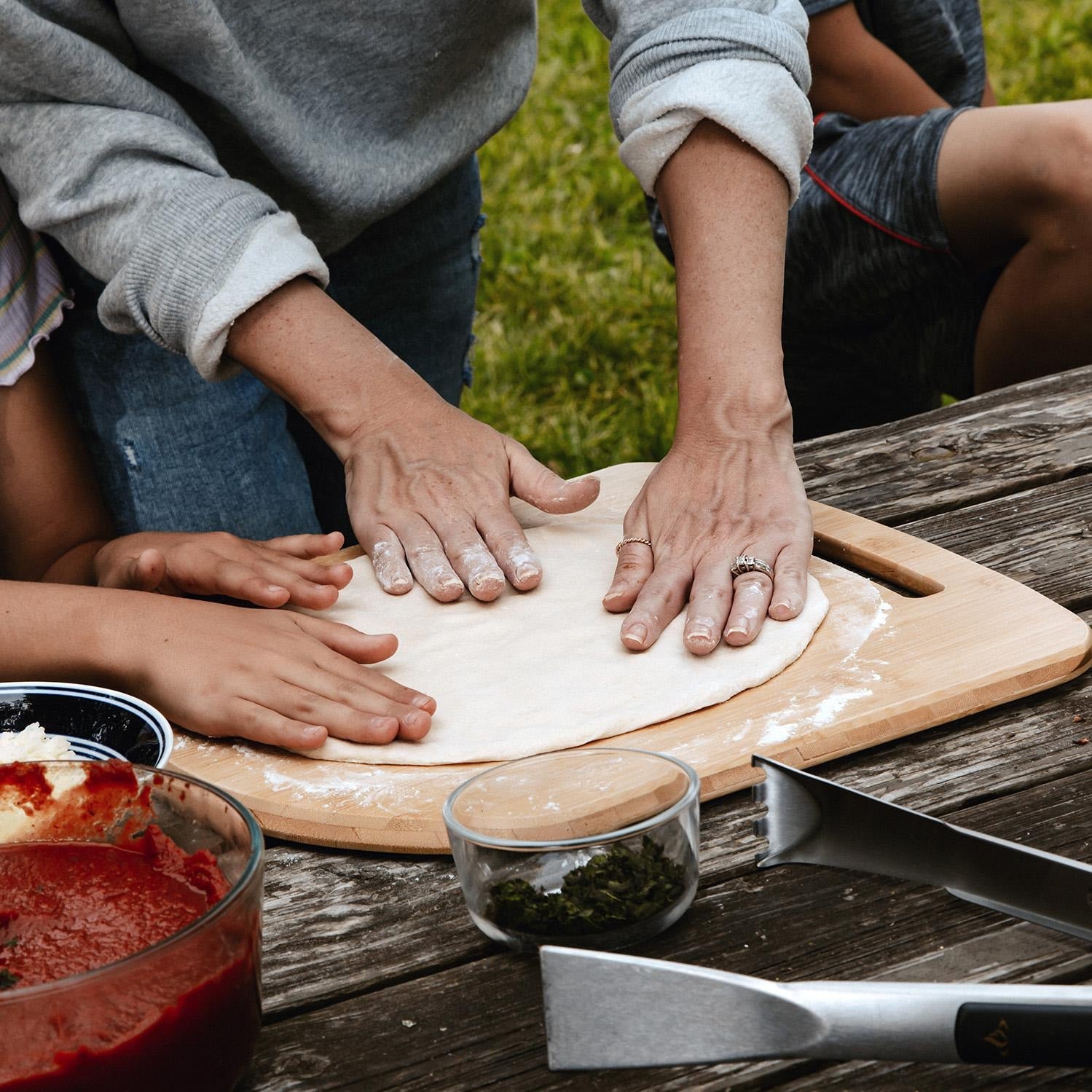 HALO 6-Piece Cook & Serve Pizza Kit - Non-Stick Baking Set with Pizza Cutter & Server (HZ 3022) - Perfect for Family Pizza Nights & Entertaining Guests