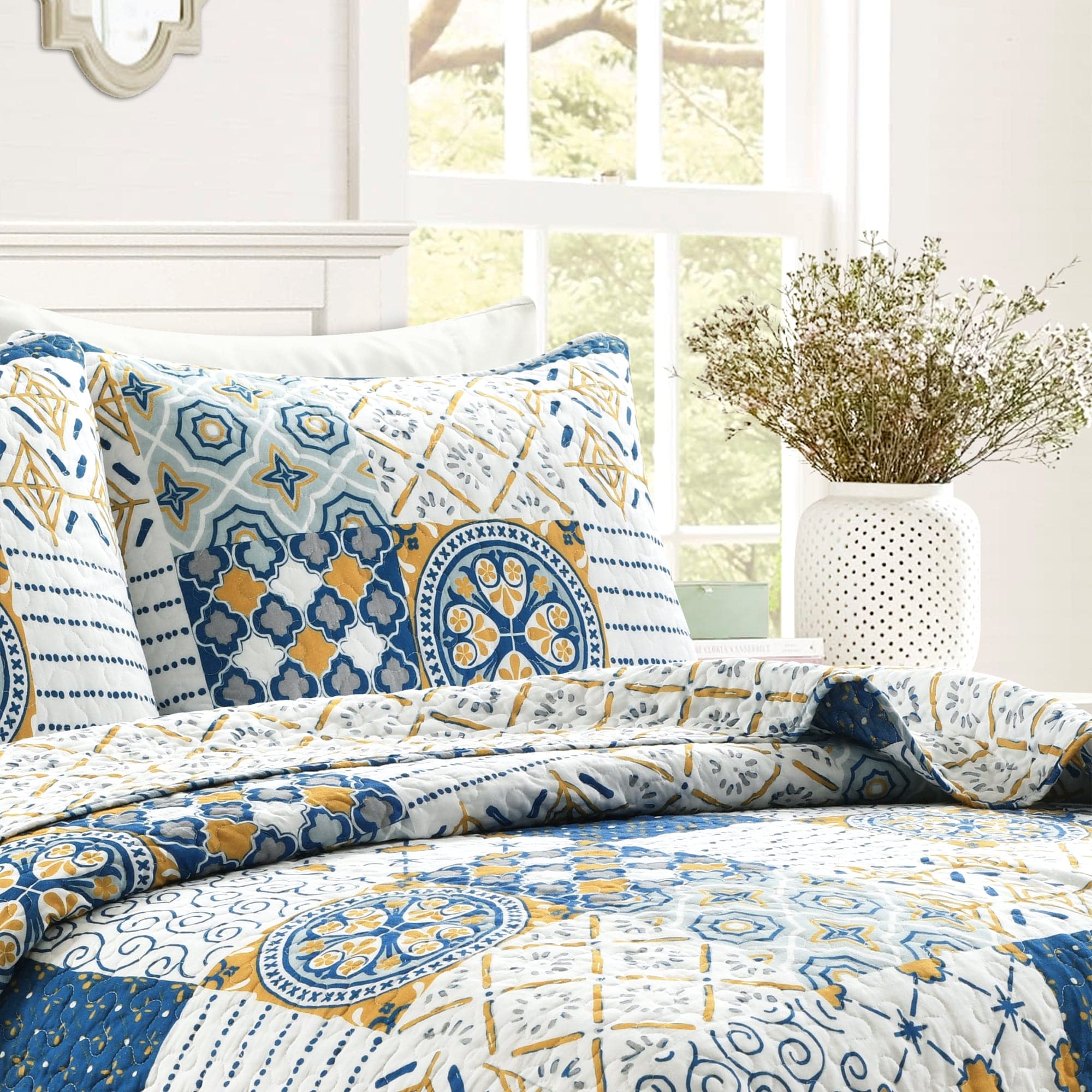 Monique Patch 3-Piece Quilt Set - Queen Size Bedding, Soft & Cozy Comforter with Matching Pillow Shams - Perfect for Master Bedroom, Guest Room & Cozy Home Decor