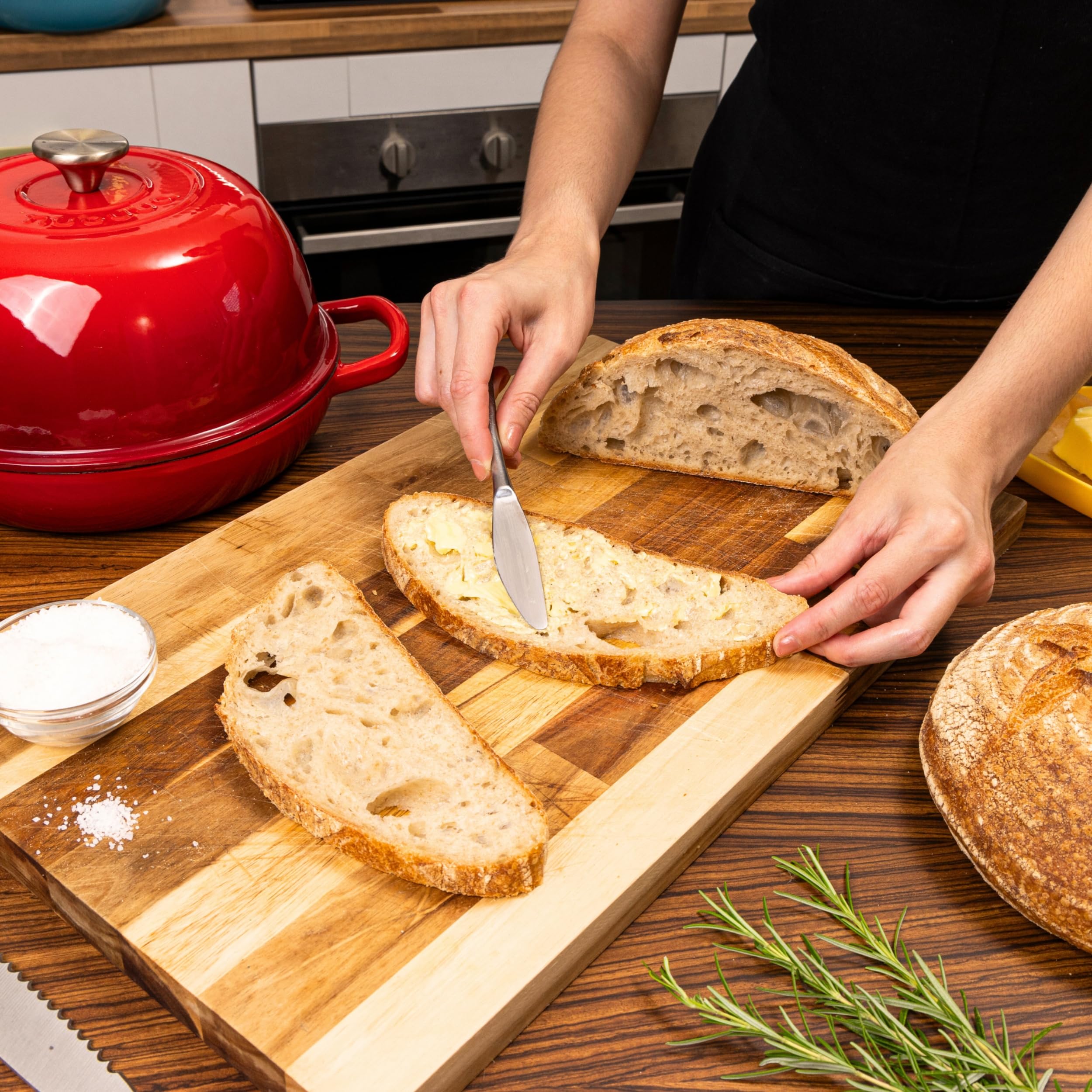 Nuovva 6-Quart Enameled Cast Iron Dutch Oven for Baking Sourdough Bread, 22cm Red Bread Pot – Perfect for Artisan Bread, Campfire Cooking & Oven-to-Table Serving