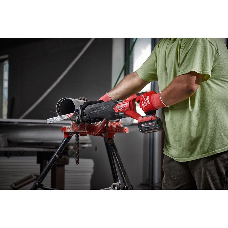 M18 FUEL 18V Brushless Cordless Reciprocating Saw Kit (2821-22) - Powerful Cutting Tool for Construction, Demolition & DIY Projects