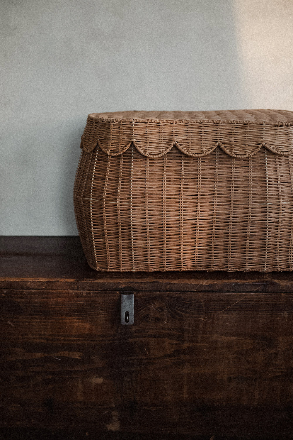 Sage Scalloped Storage Basket with Lid - Woven Decorative Organizer for Home, Office & Nursery - Perfect for Blankets, Toys & Clutter Control