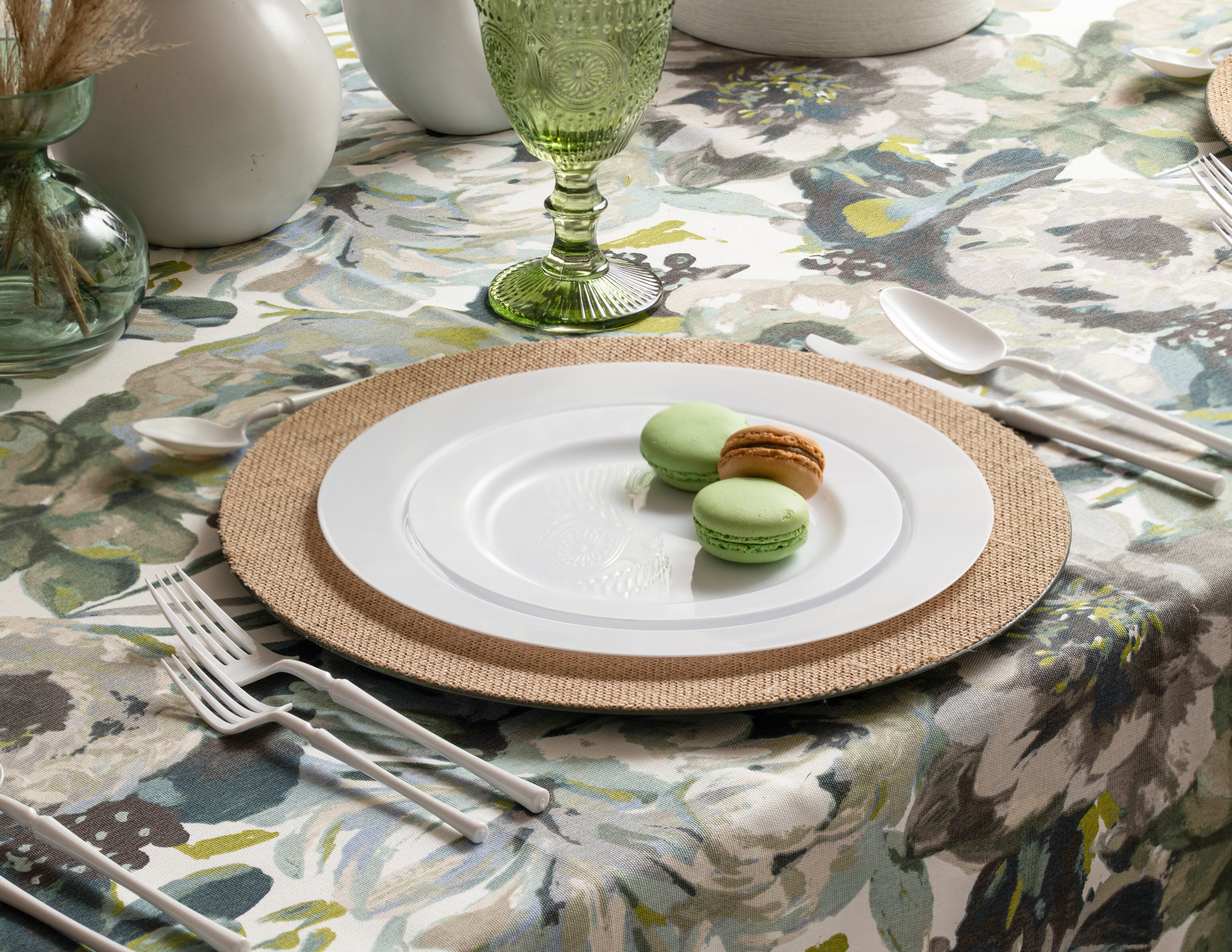 30 Pack White Round Plastic Plates - Durable & Eco-Friendly Disposable Dinner Plates for Parties, Picnics, BBQs & Everyday Use