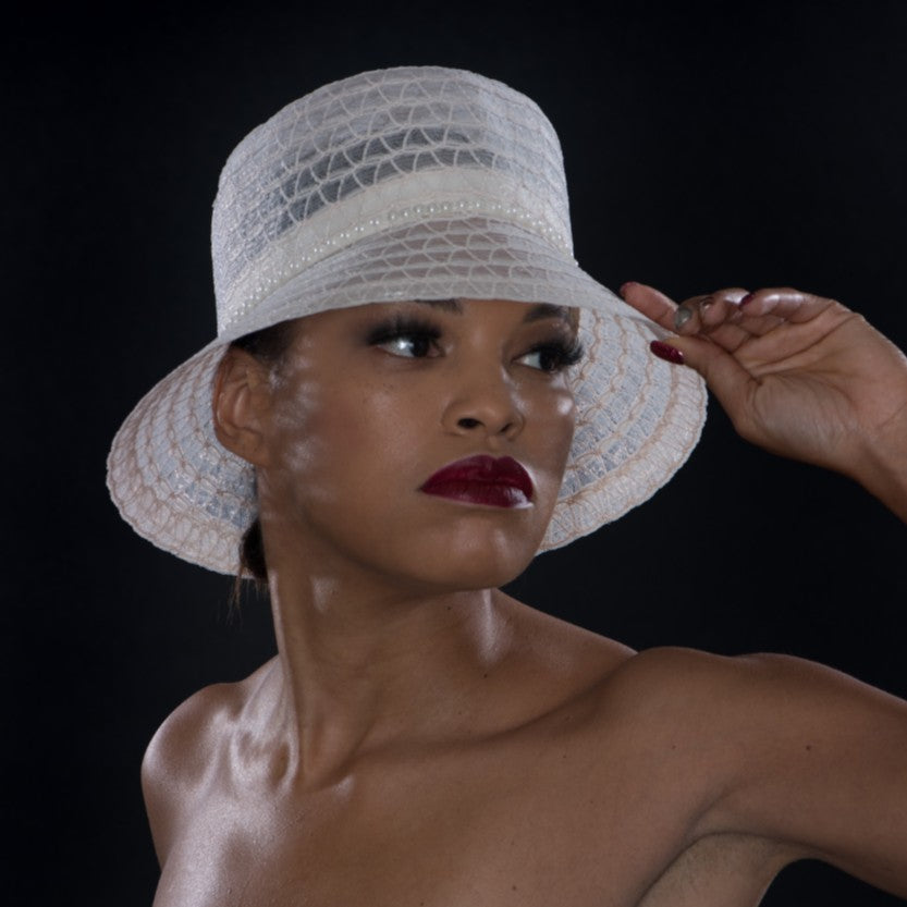 Elegant Cream Horse Hair Dress Hat with Pearl Trim - Vintage-Inspired Women's Fashion Accessory for Weddings, Tea Parties, and Special Occasions