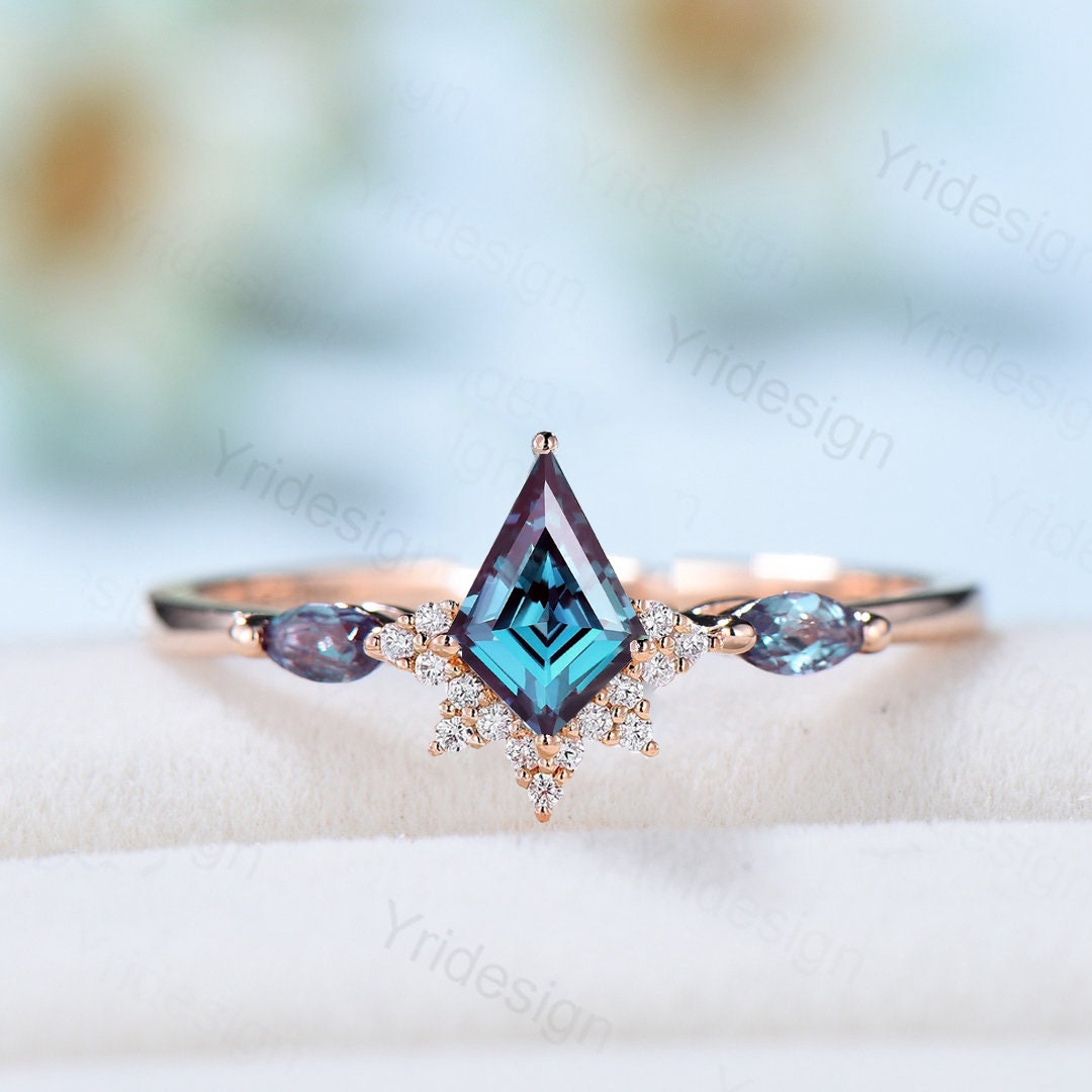 Art Deco Kite Cut Alexandrite Engagement Ring – Vintage Color Changing Wedding Band for Women | Promise Ring, Valentine's Day & Christmas Gift for Her | Perfect for Proposals, Anniversaries & Special Occasions