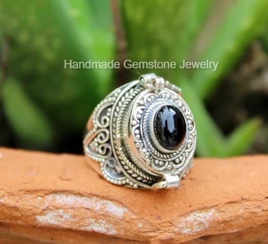 Black Onyx Poison Box Ring - Antique Oval Stone Pillbox Ring with Openable Locket for Wedding & Gothic Jewelry - Perfect for Vintage Lovers & Unique Gift Ideas