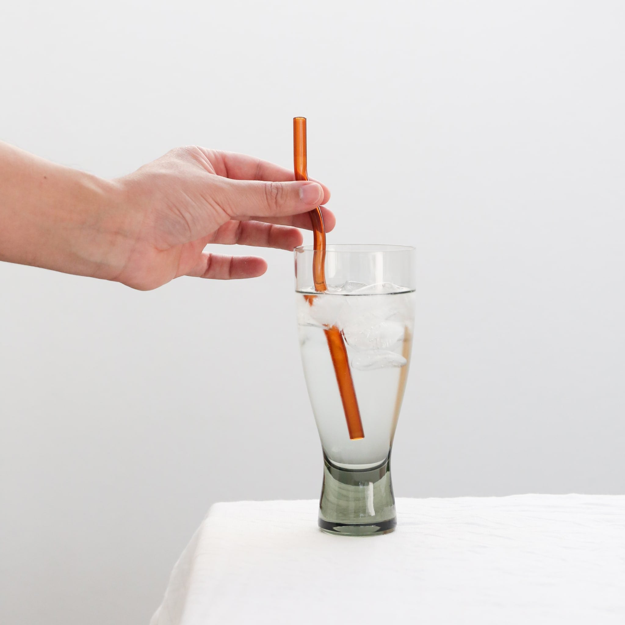 DESIGNSTUFF Curve Glass Straw Set of 4 - Reusable Cinnamon-Colored Drinking Straws for Smoothies, Iced Coffee & Cocktails - Eco-Friendly & Dishwasher Safe