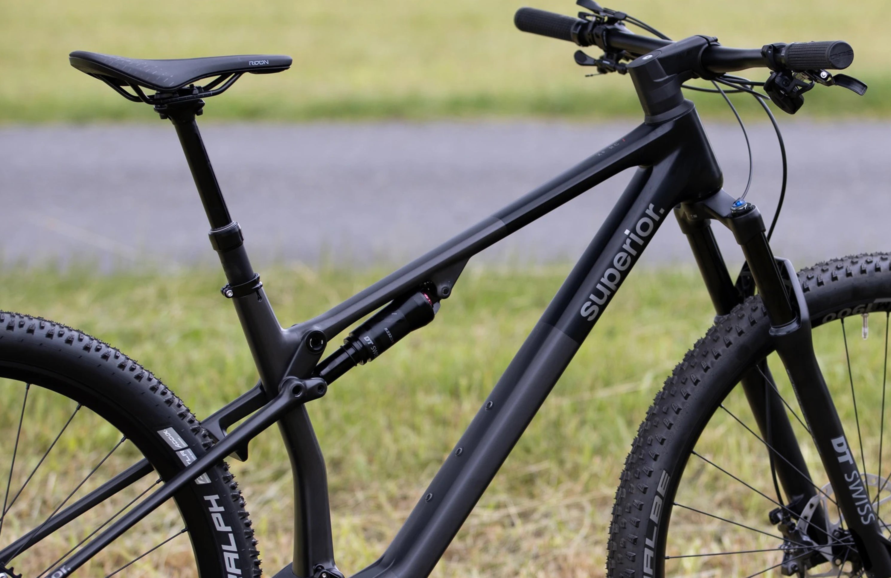 Premium XF 9.7 RC Carbon Fiber XC Mountain Bike - Lightweight & Durable for Trail Riding & Off-Road Adventures