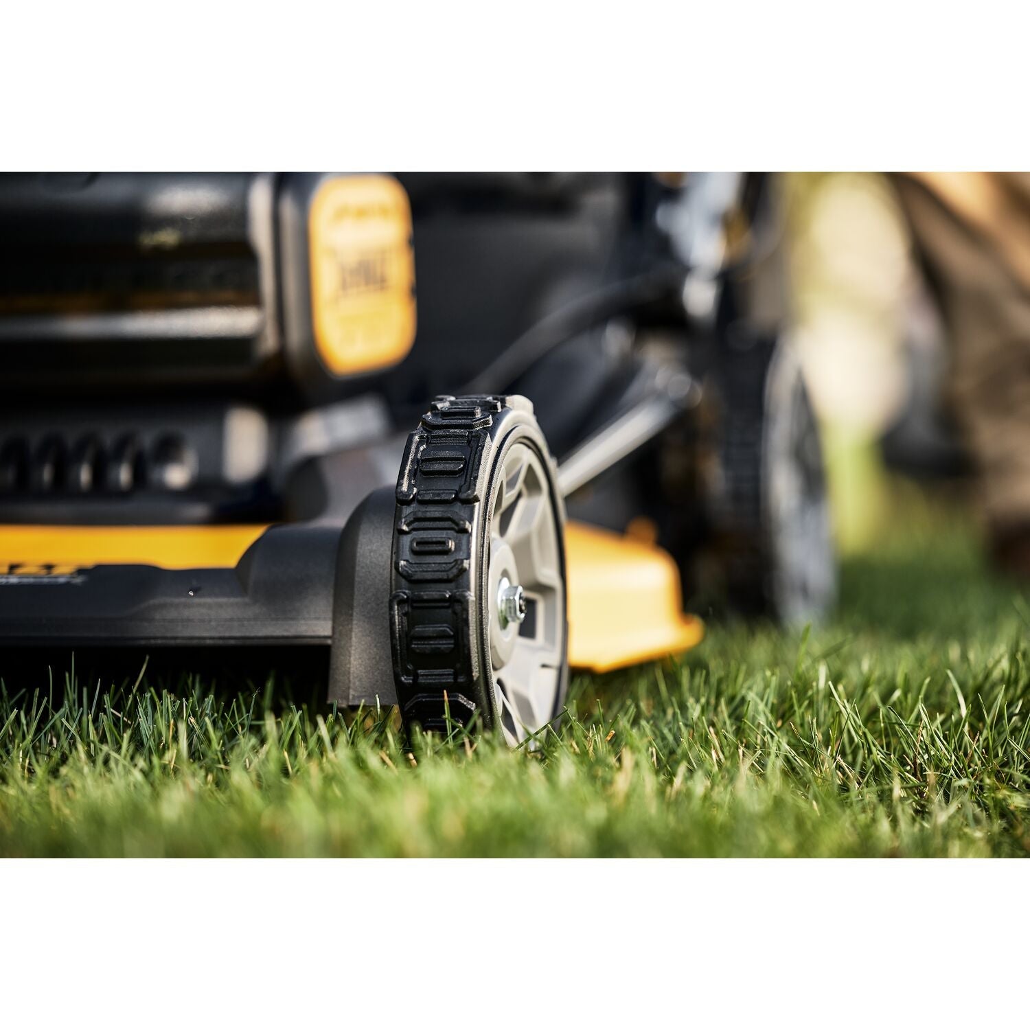DEWALT 20V MAX XR Cordless Self-Propelled Lawn Mower Kit (2 Batteries Included) - Ideal for Medium to Large Yards, Perfect for Homeowners & Landscapers
