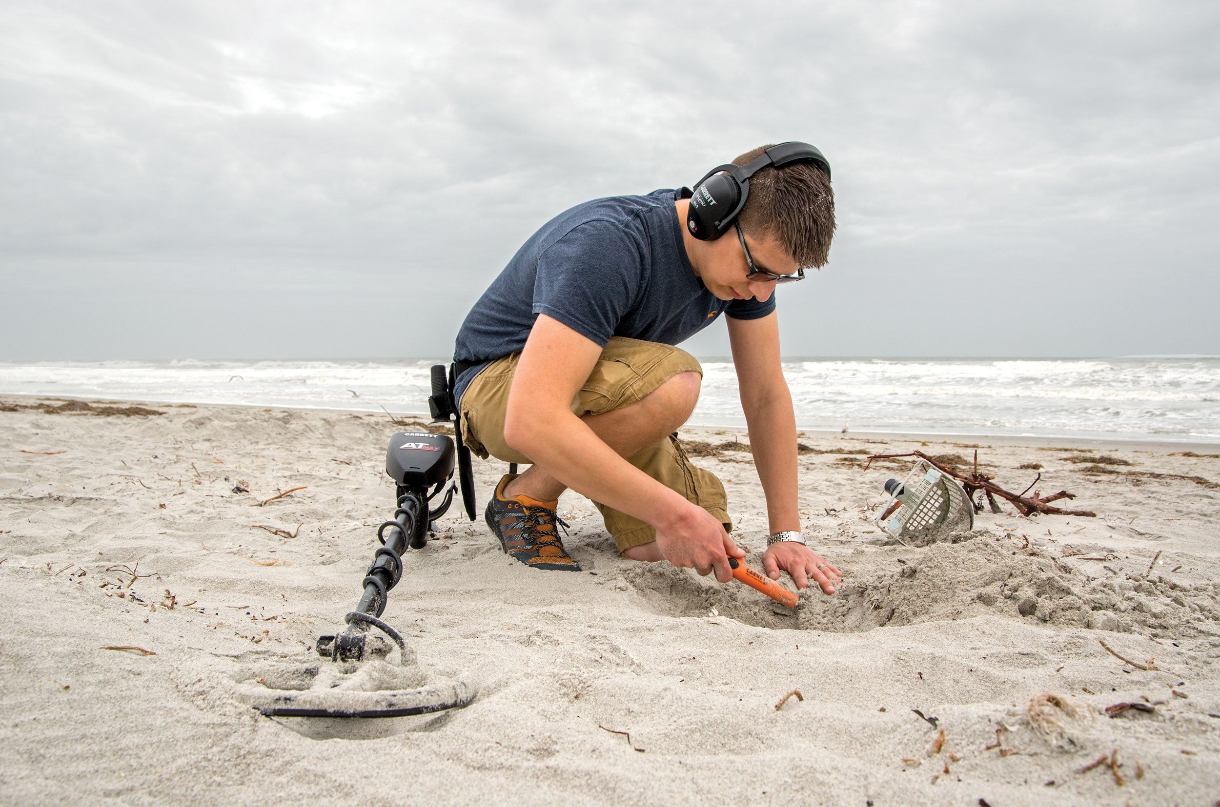 Garrett Pro Pointer® AT Waterproof Z Lynk Wireless Pinpointing Metal Detector for Gold, Coins & Jewelry - Perfect for Beach, Park & Outdoor Treasure Hunting