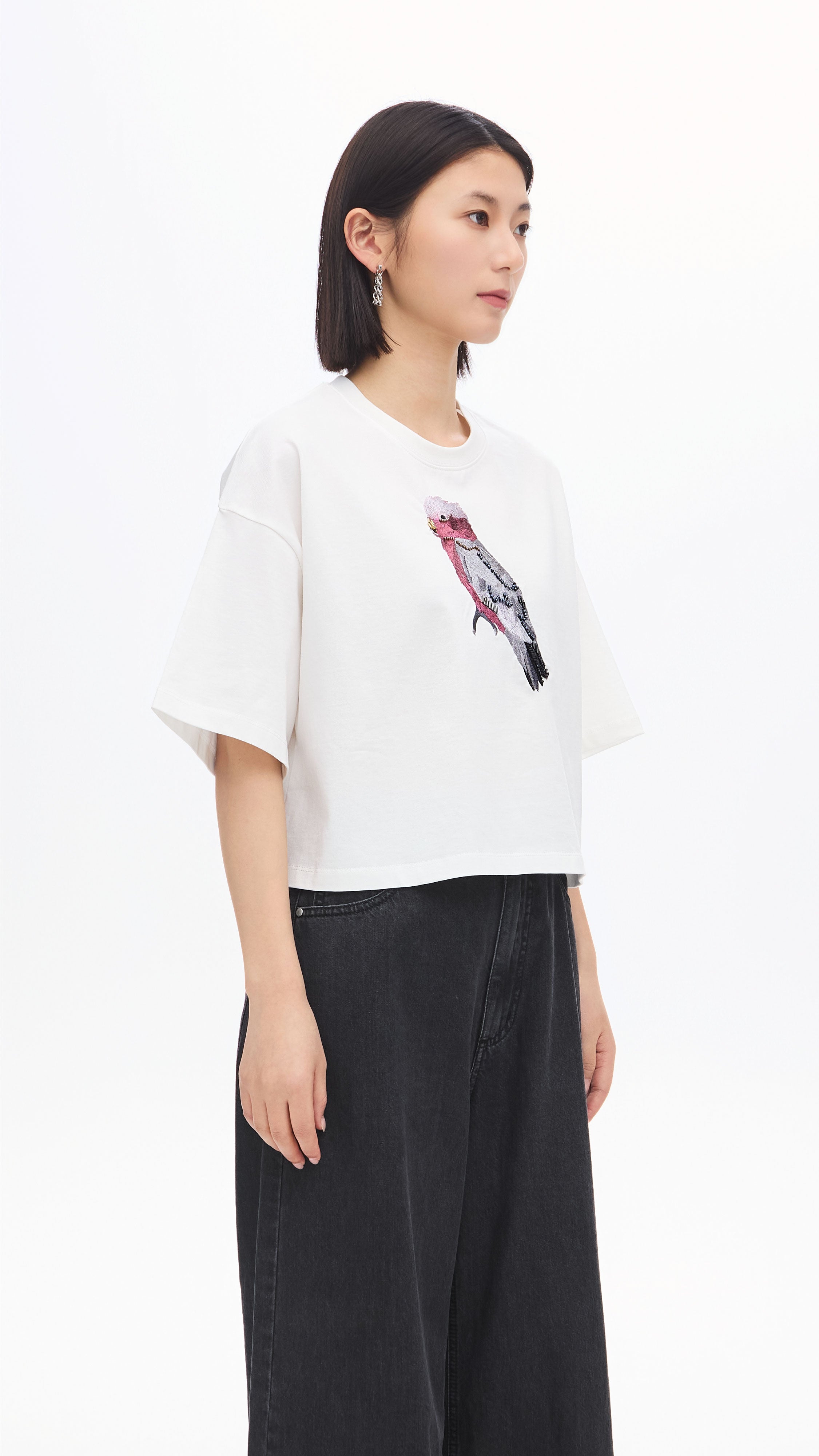 Stylish Cropped Parrot Graphic Embroidery T-Shirt for Women | Trendy Summer Casual Top | Perfect for Beach Outings, Music Festivals & Streetwear Fashion