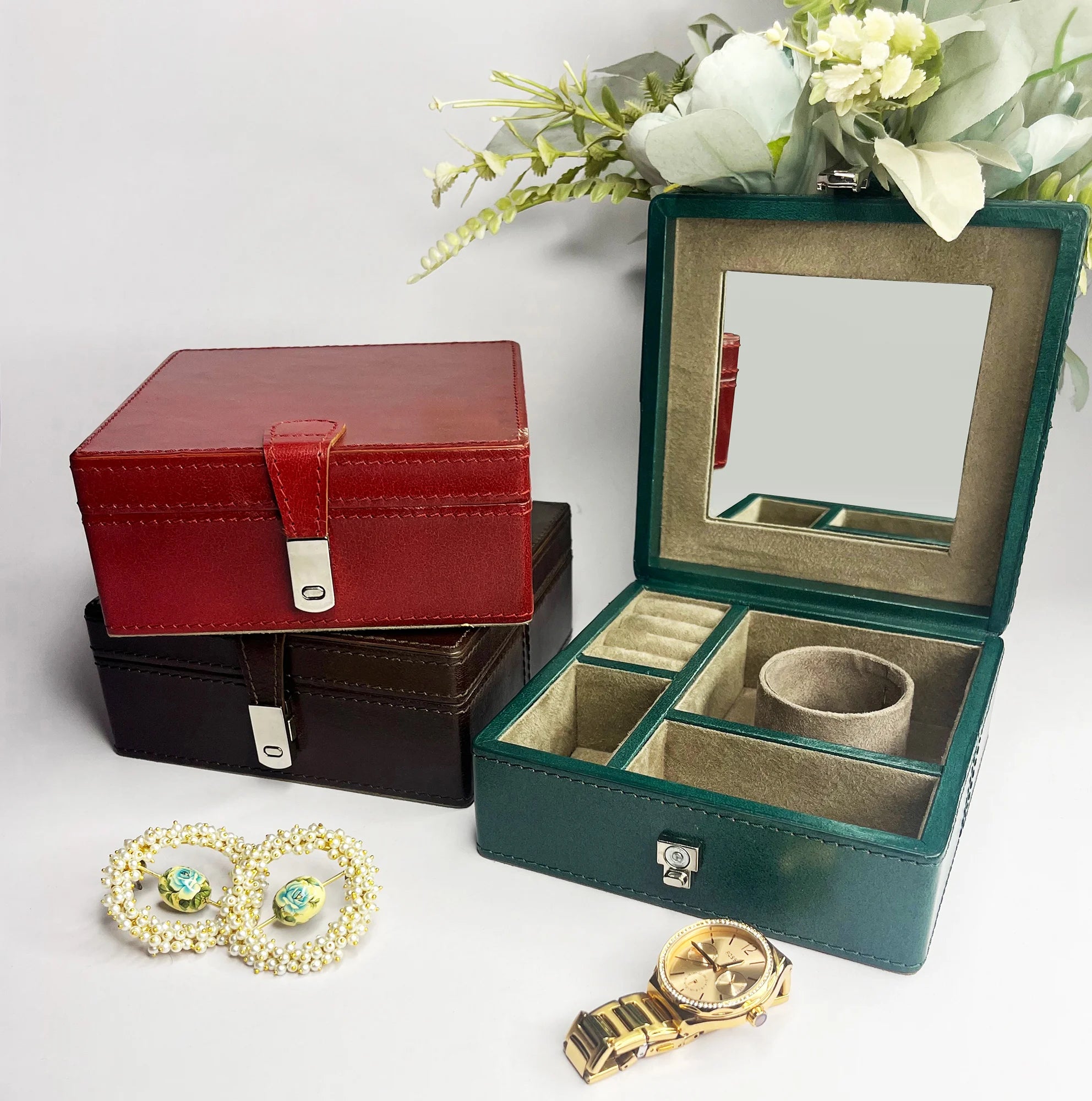 Divine Leather Jewelry Box with Soft Lining - Elegant Green Storage Case for Necklaces, Rings & Earrings - Perfect for Travel, Gifts & Home Organization