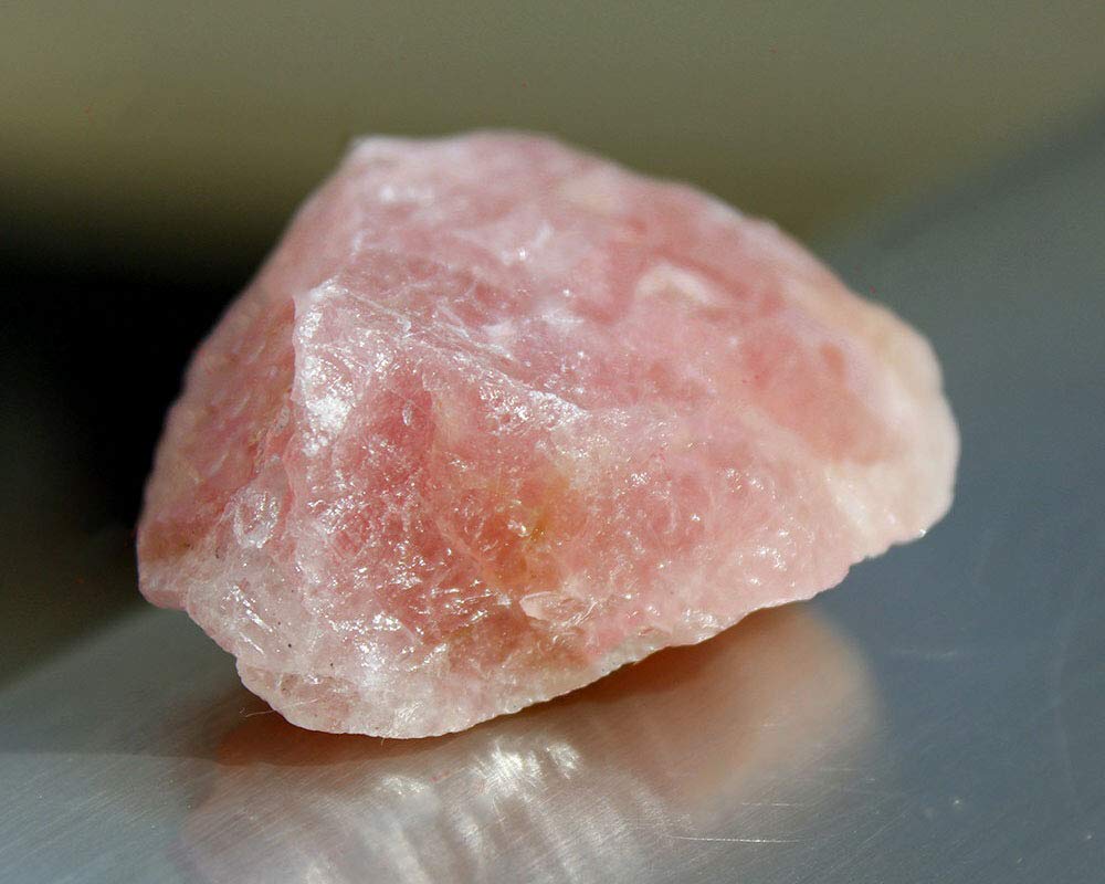 Natural Rose Quartz Crystal Raw Stones 1kg - Bulk Rough Rocks for Tumbling, Polishing, Wire Wrapping Jewelry Making - Healing Crystals for Reiki, Wicca, Meditation - Aquarium Decor & Home Decoration (Perfect for DIY Crafts, Spiritual Healing & Fish Tank Landscaping)