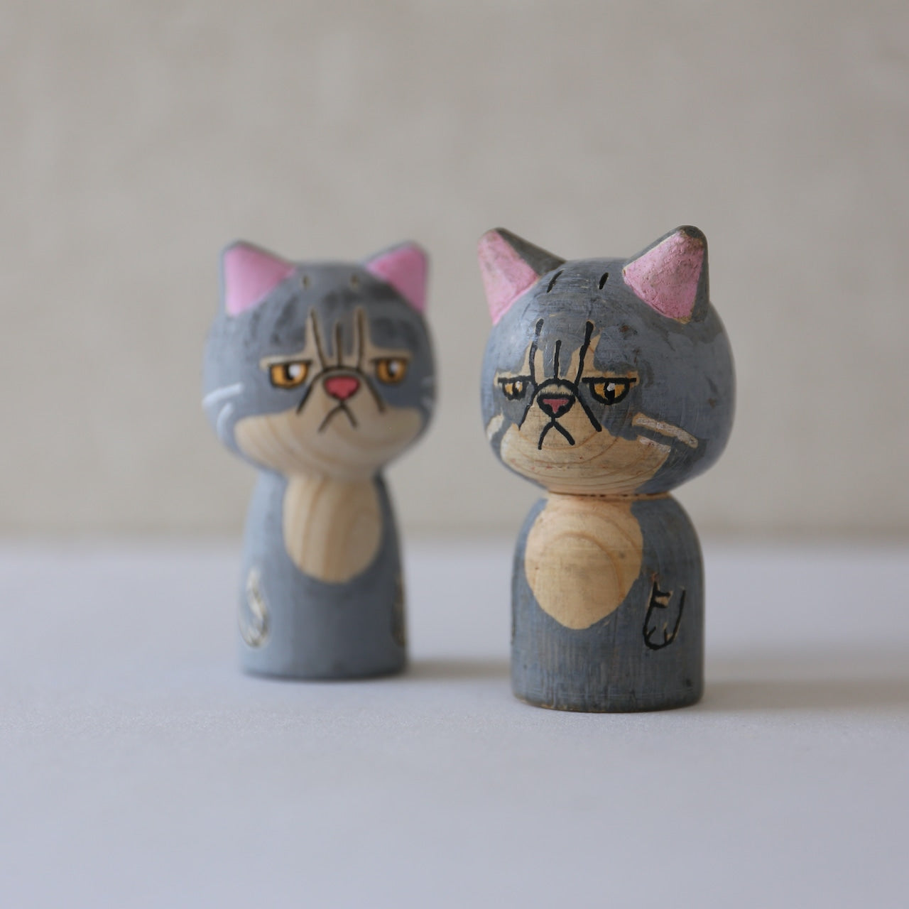 Japanese Kokeshi Doll with Exotic Shorthair Cat Design - Handmade Wooden Collectible for Home Decor, Gift & Japanese Culture Enthusiasts | Perfect for Shelf Display, Office Decor & Traditional Japanese Aesthetic Lovers