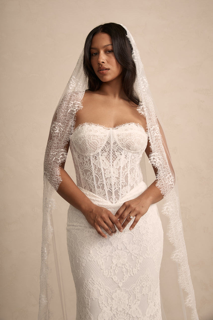 Alice Veil - Elegant Bridal Wedding Veil with Lace Trim for Bride, Perfect for Church Ceremony & Outdoor Wedding Photos