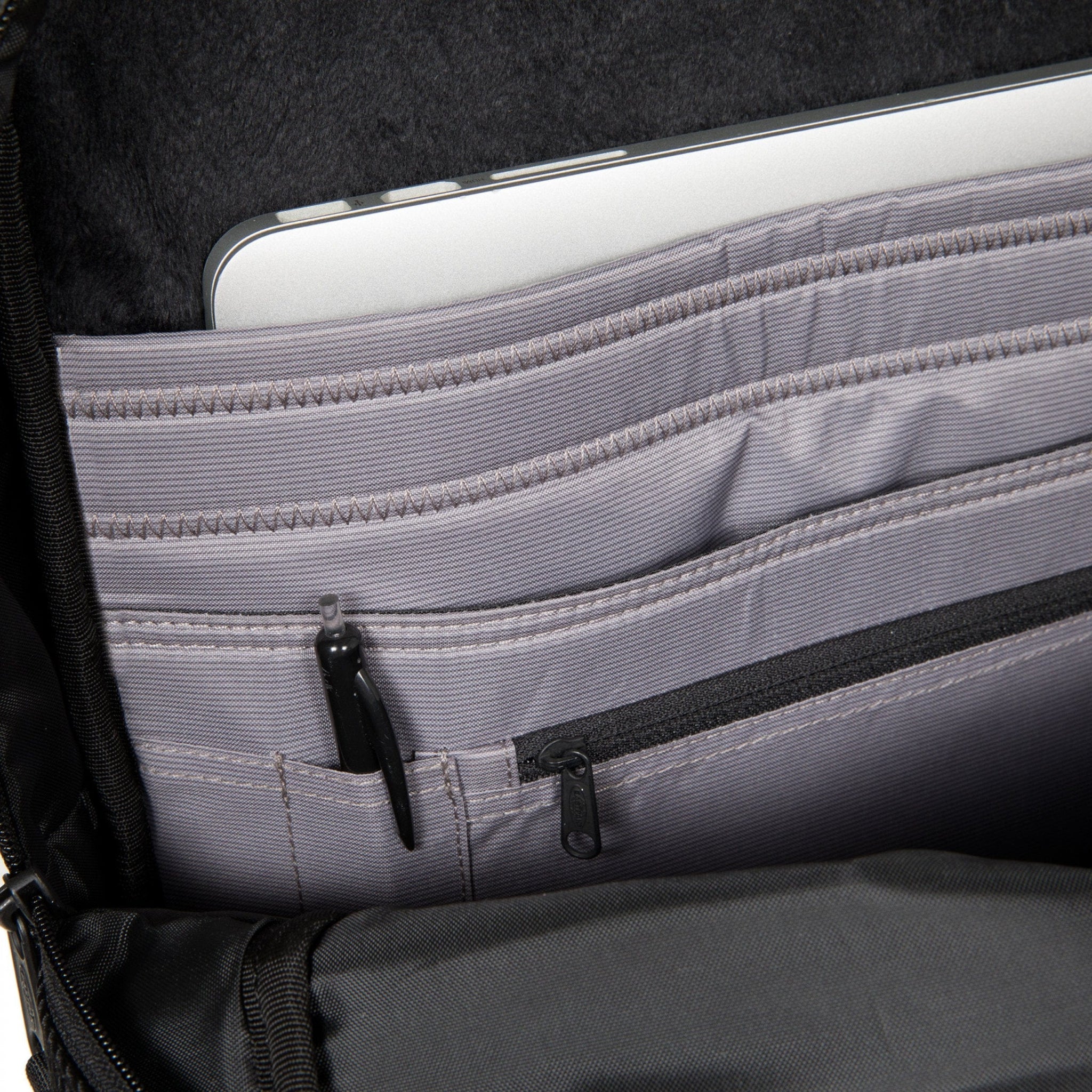 Eastpak Tecum M CNNCT Backpack - Stylish & Durable Laptop Backpack for Work, School & Travel - Water-Resistant Coat Protection for Commuters & Students