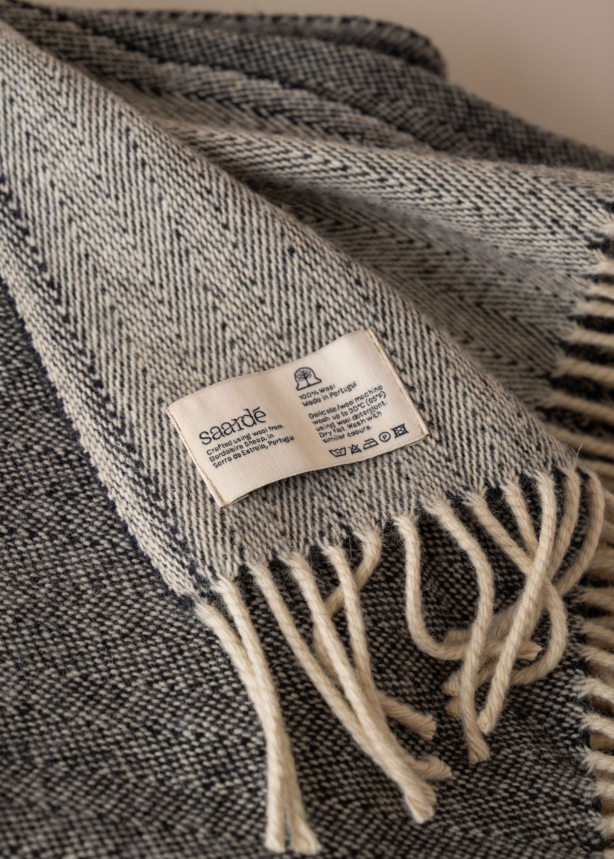 Premium Serra da Estrela Wool Throw Blanket & Bed Cover - Soft Charcoal Gray - Cozy Winter Bedding for Living Room, Bedroom & Cabin Decor