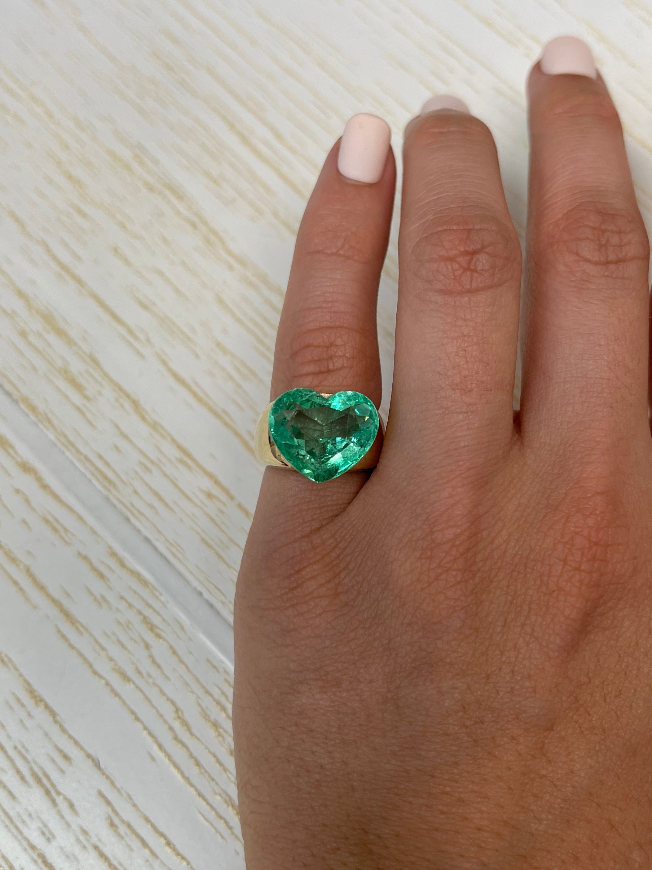 13x16mm 9.84 Carat Natural Colombian Loose Emerald Gemstone - Heart Cut, Eye Clean Bubbly Inclusion for Jewelry Making, Engagement Rings & Luxury Gifts