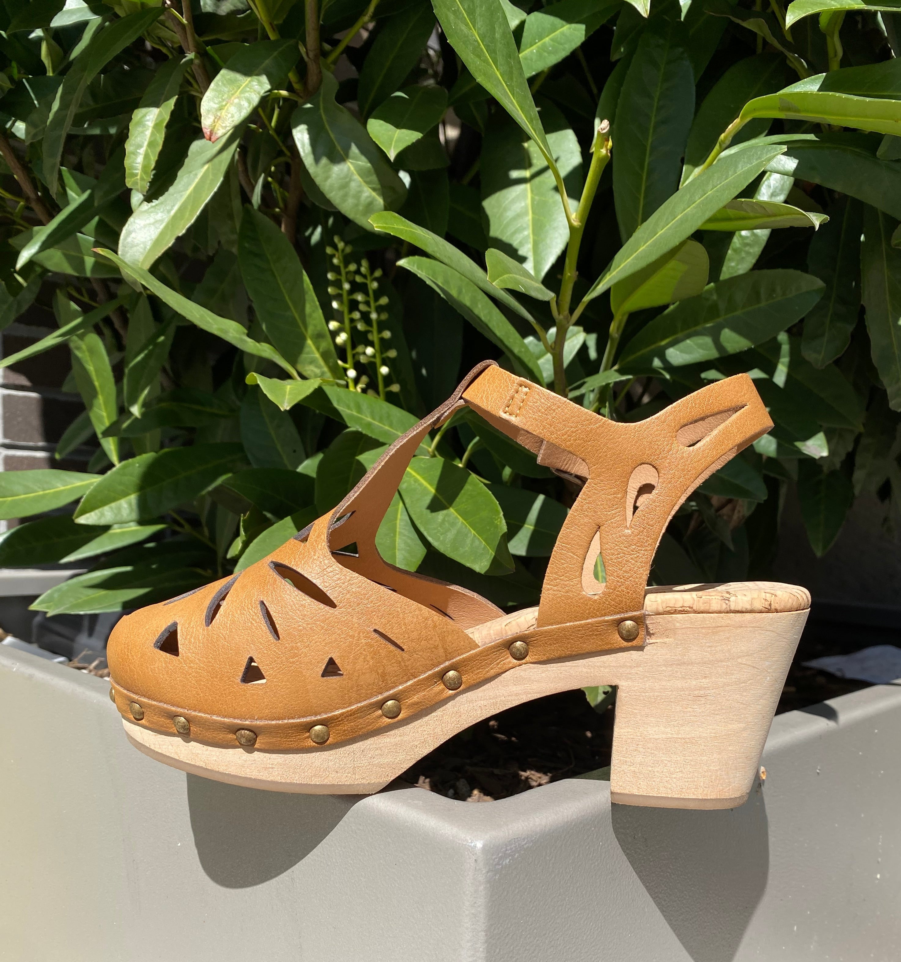 Novacas Esther Clog in Camel - Comfortable & Stylish Slip-On Shoes for Women - Perfect for Casual Wear, Work & Outdoor Activities