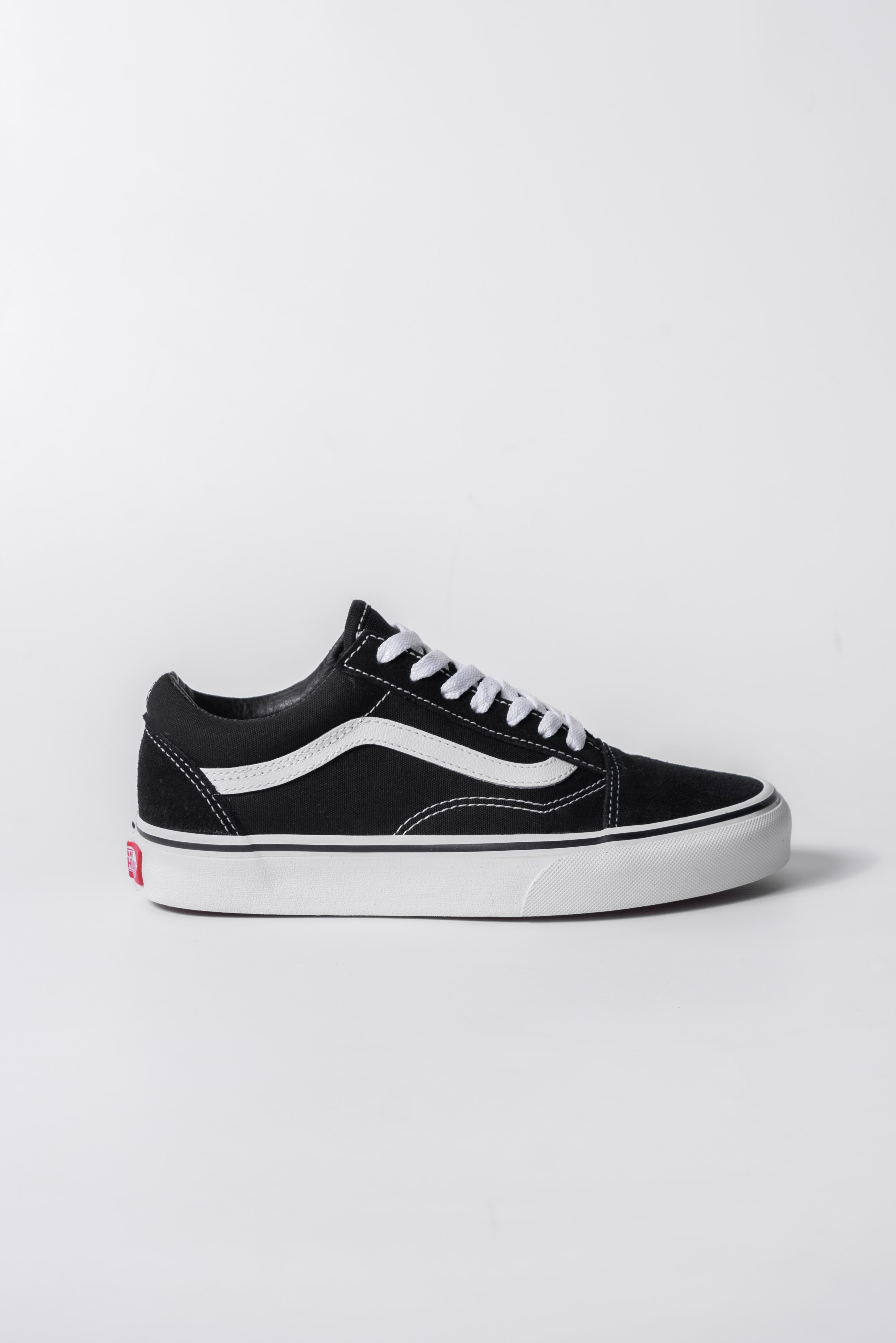Vans Old Skool Unisex Skate Shoes - Black & White Classic Sneakers for Men & Women | Perfect for Skateboarding, Streetwear & Casual Outfits