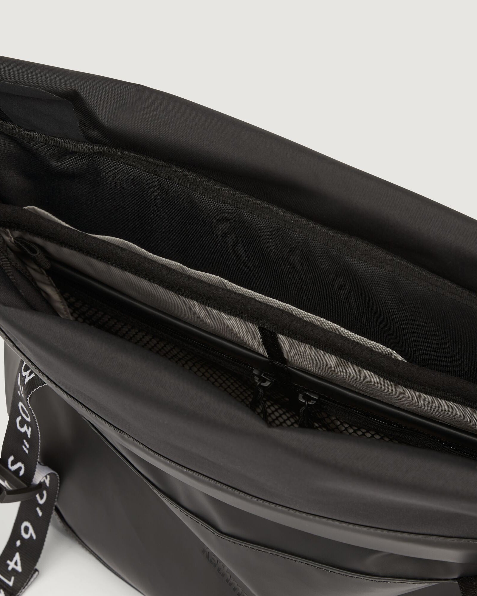 Amphi Roll Top Messenger Bag 15L Waterproof Backpack - Black Stingray Design for Men & Women - Perfect for Commuting, Travel & Outdoor Adventures
