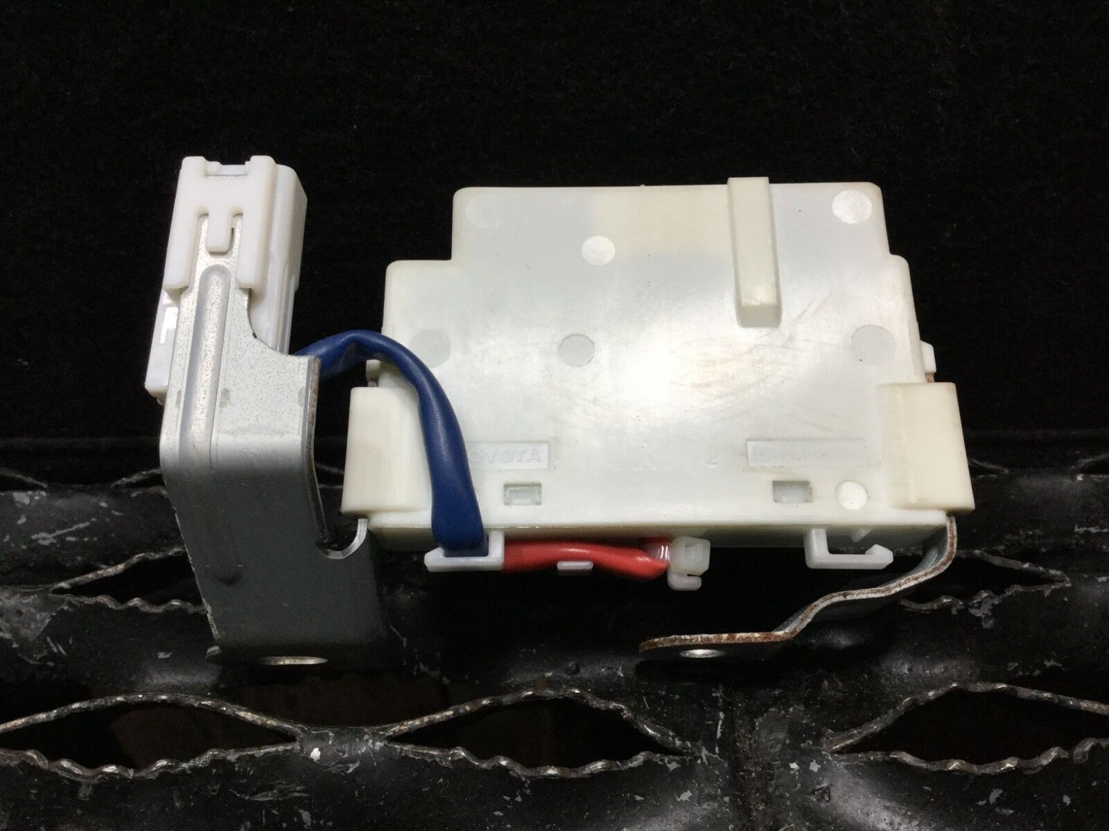 2005-2009 Toyota Prius OEM Door Lock Control Module 8999247040 - Replacement Oscillator for Secure Vehicle Locking System | Perfect for Car Security Upgrades & Maintenance