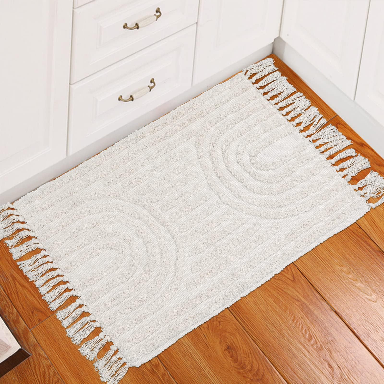 LEEVAN Boho Bathroom Rugs 2x3 Feet - Handmade Washable Beige Bath Mat with Tassels, Bohemian Style Cotton Kitchen Runner, Farmhouse Entryway Rug for Bedroom, Laundry Room & Bathroom Decor - Soft Non-Slip Woven Throw Rug for Cozy Home Accent