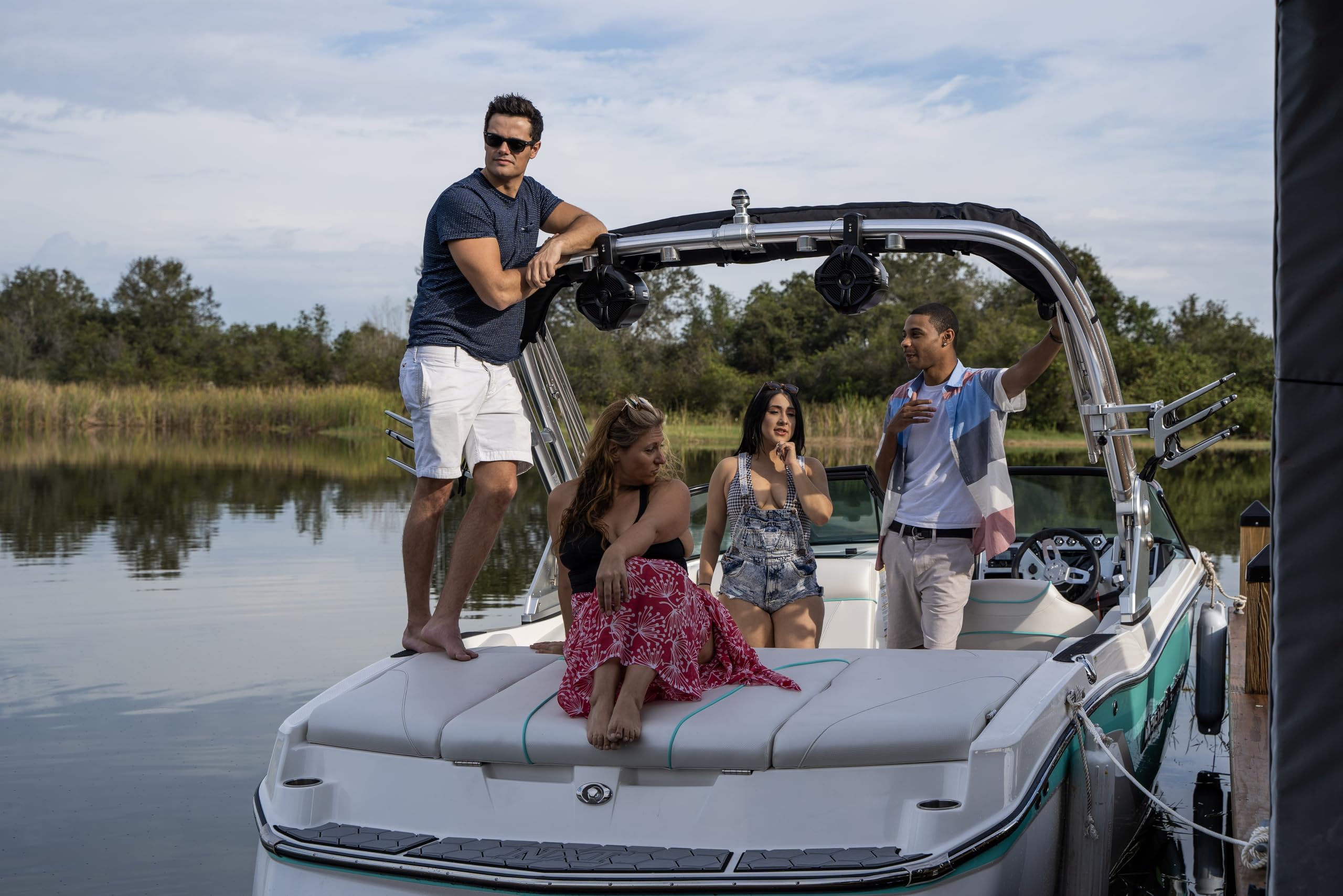 SDX Pro Audio - 6.5 Inch 350W Waterproof Wireless Bluetooth Marine Speakers (Pair) - Rechargeable, No Wiring Needed - Perfect for Wakeboard Towers, Roll Bars, and Boats - Great for Outdoor Parties, Poolside Entertainment, and Marine Adventures