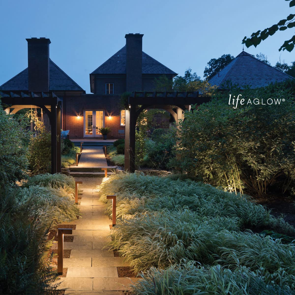 Hinkley Augusta Collection Traditional One Light Outdoor Wall Mount in Copper Bronze - Perfect for Porch, Patio, and Entryway Lighting