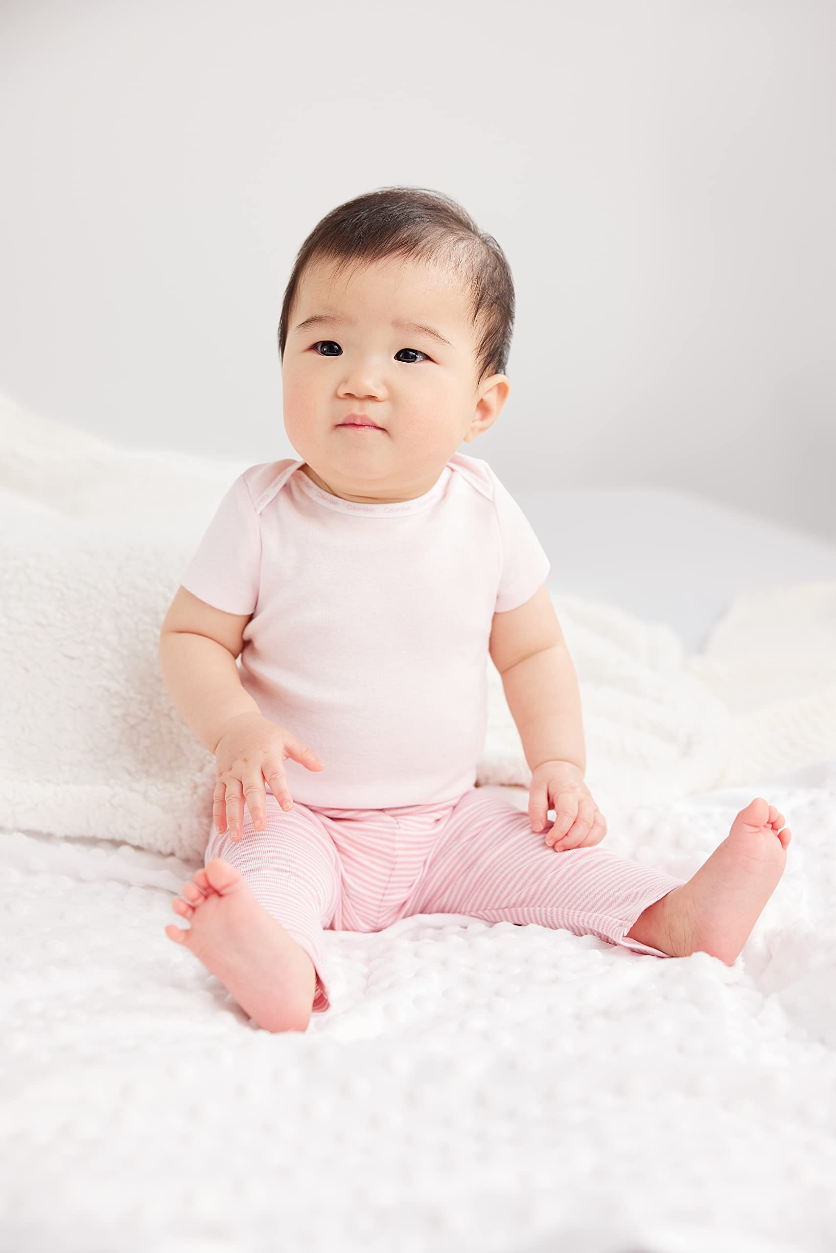 Calvin Klein Organic Cotton Baby Bodysuits 5-Pack - Soft & Hypoallergenic Onesies for Newborns & Infants - Perfect for Everyday Wear, Playtime & Photo Shoots