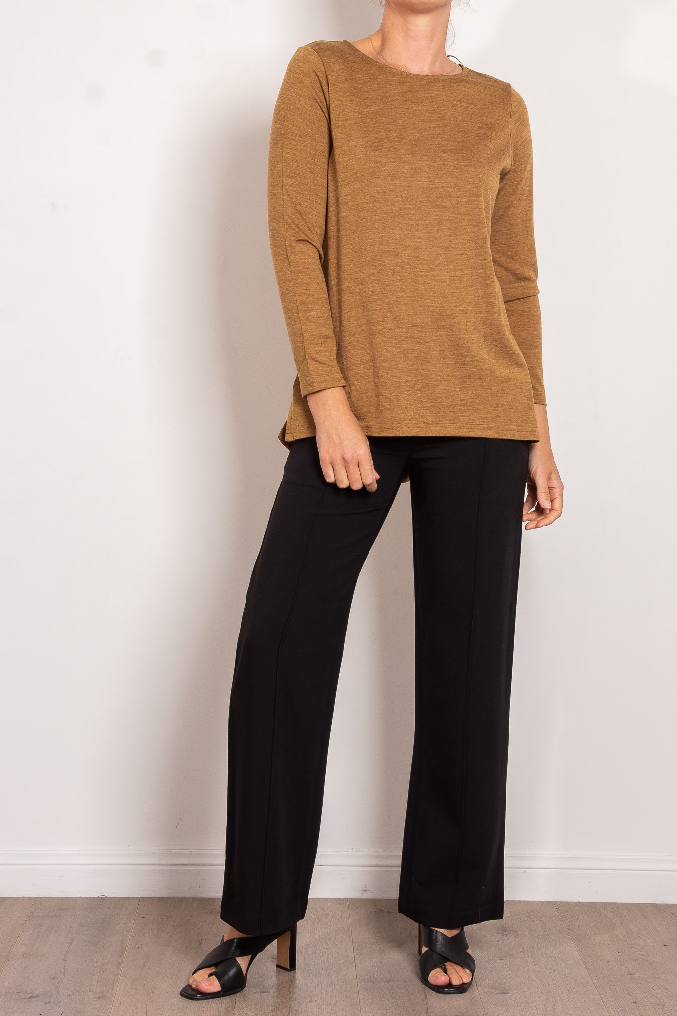 Vassalli Women's Merino Wool Back Button Top - Soft & Comfortable Knitwear for Casual Wear, Layering & Travel