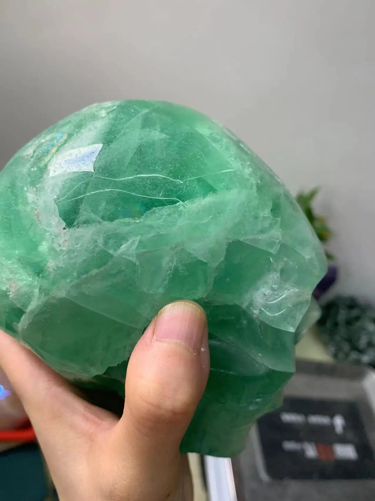 Natural Green Fluorite Crystal Skull - Reiki Healing Stone for Meditation, Home & Office Decor, Feng Shui Good Luck Gift (Perfect for Spiritual Healing, Yoga Spaces & Positive Energy)