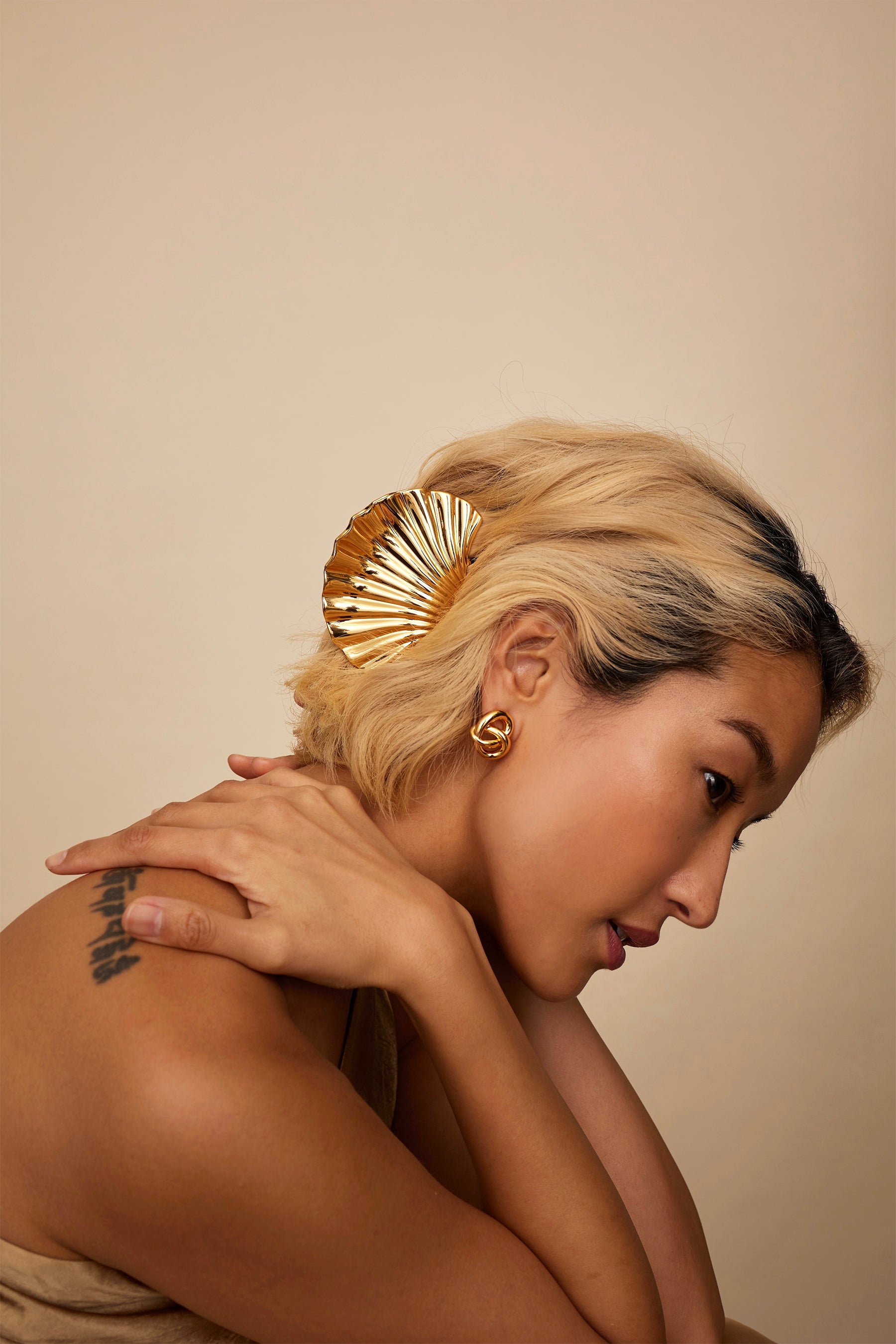 Glossy Shell Claw Hair Clip for Women - Elegant Hair Accessory for Ponytails, Buns & Updos | Perfect for Everyday, Work & Special Occasions