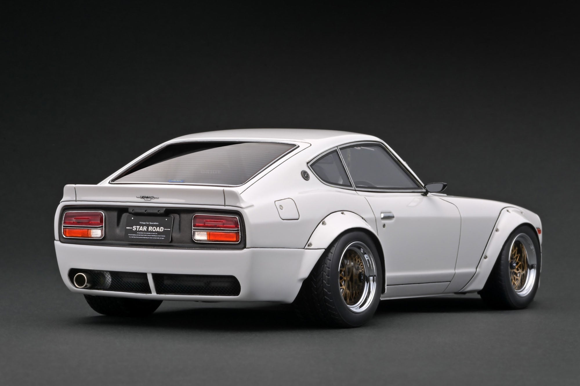 1:18 Scale Nissan Fairlady Z (S30) STAR ROAD White Diecast Model Car - Collectible Sports Car for Display & Racing Enthusiasts - Perfect for Home Office Decor, Car Shows & Gift Giving