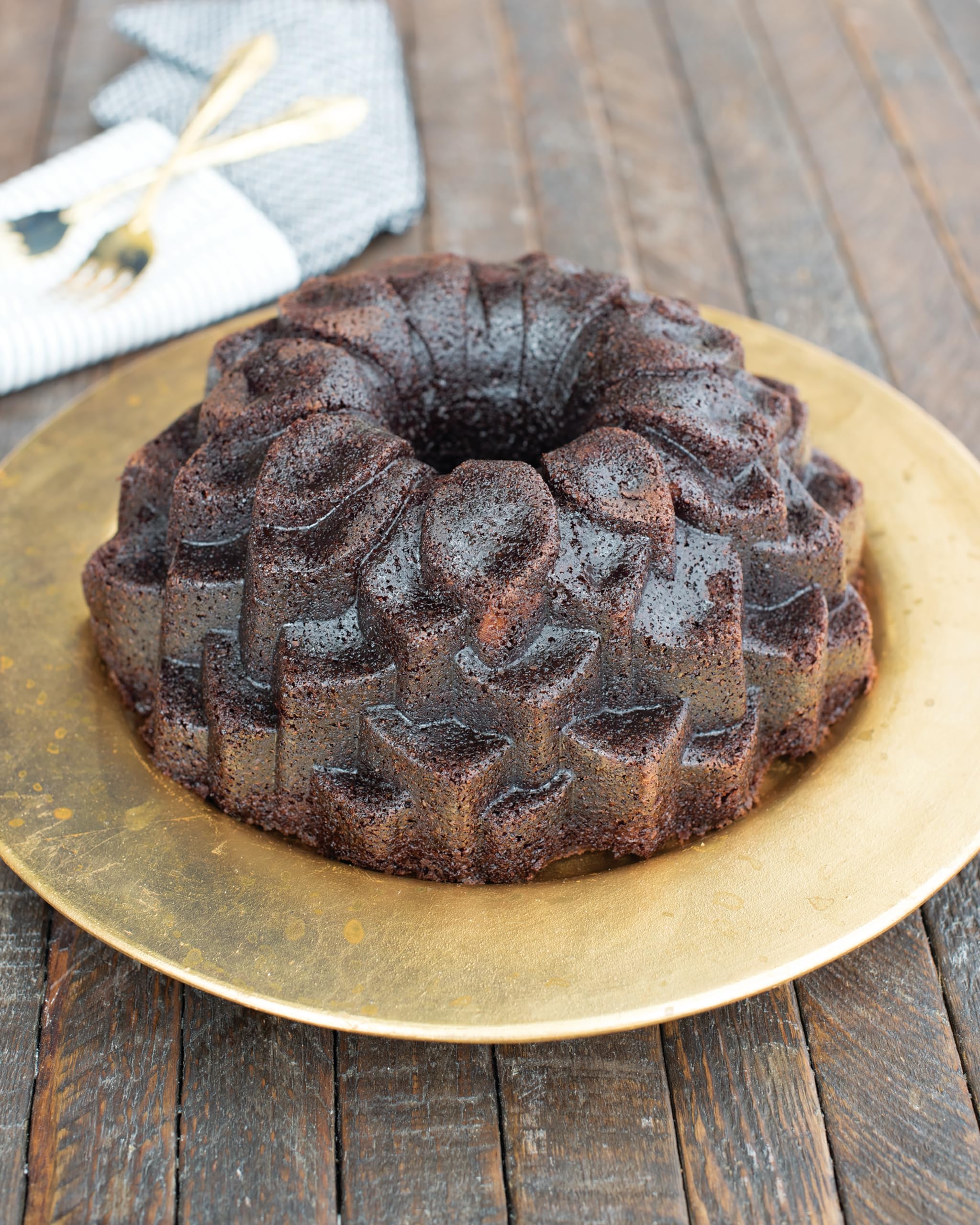 Nordic Ware Blossom Bundt Pan - Premium Non-Stick Baking Pan for Cakes, Bread & Desserts - Perfect for Birthday Parties, Tea Time & Holiday Baking
