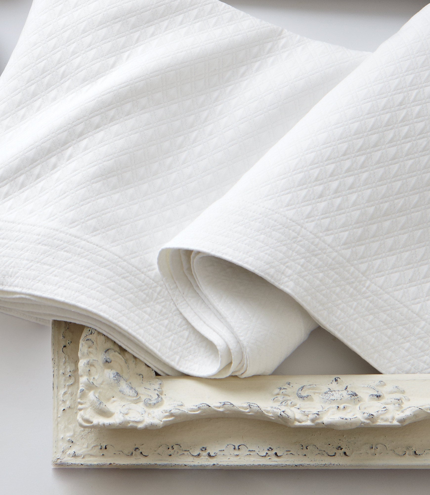 Luxury Alyssa Matelassé Coverlet - Soft Quilted Bedspread for Queen & King Size Beds - Perfect for Master Bedroom, Guest Room & Hotel Decor