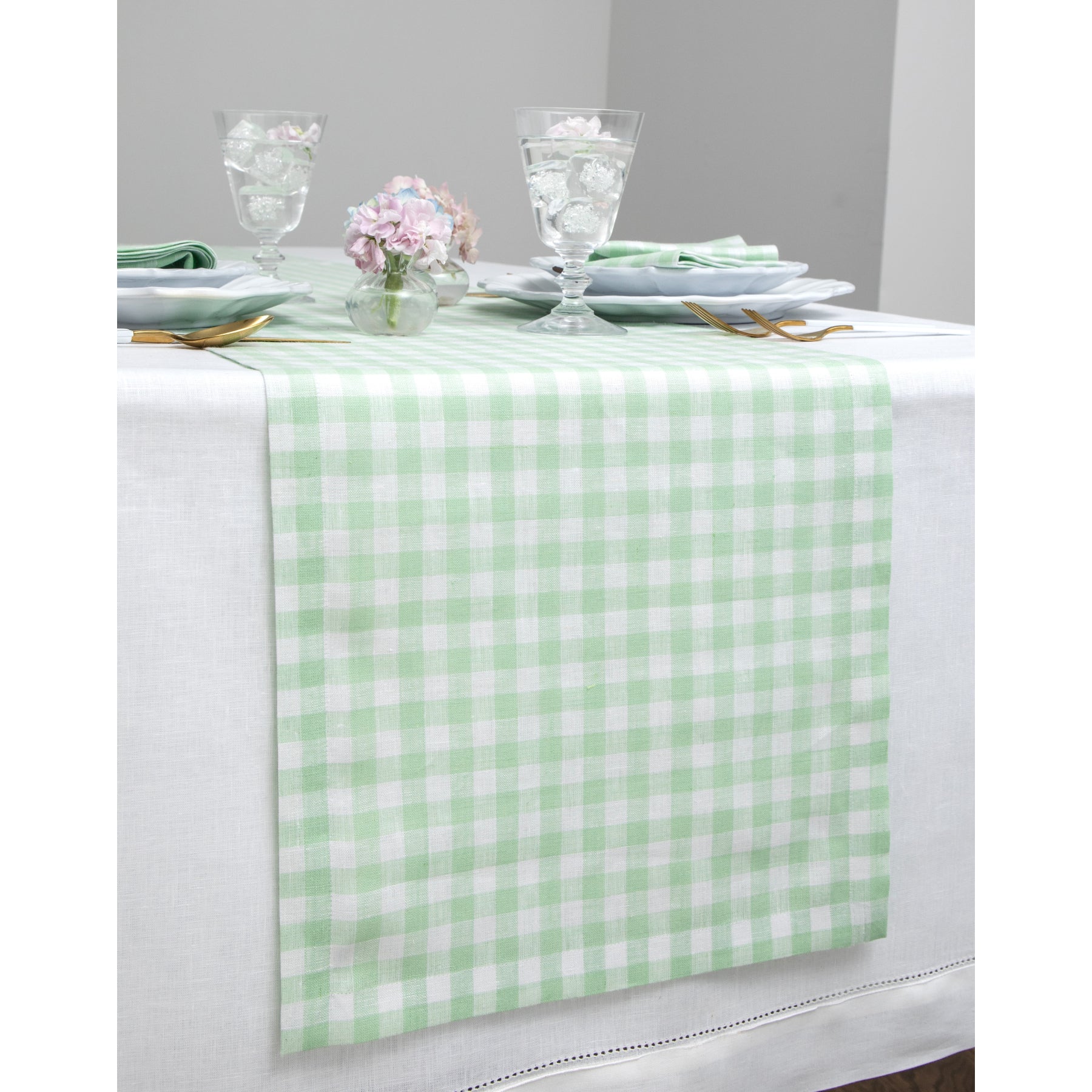 Stylish Gingham Table Runner for Dining & Kitchen Decor - Perfect for Farmhouse, Rustic, and Country Style Tables