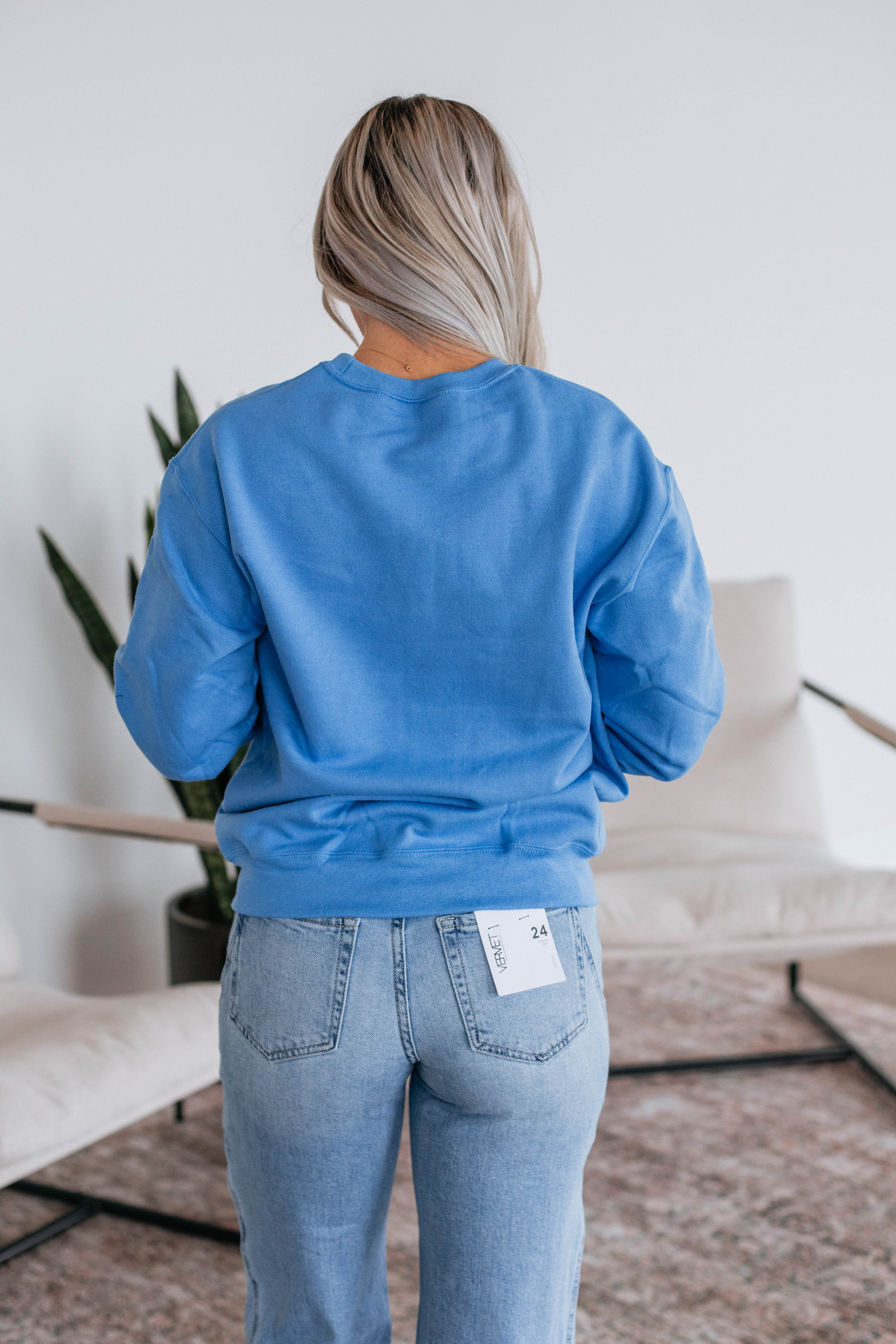 Apres Ski Martini Crewneck Sweater - Cozy Winter Pullover for Skiing & Après-Ski Relaxation - Perfect for Snow Holidays & Mountain Getaways