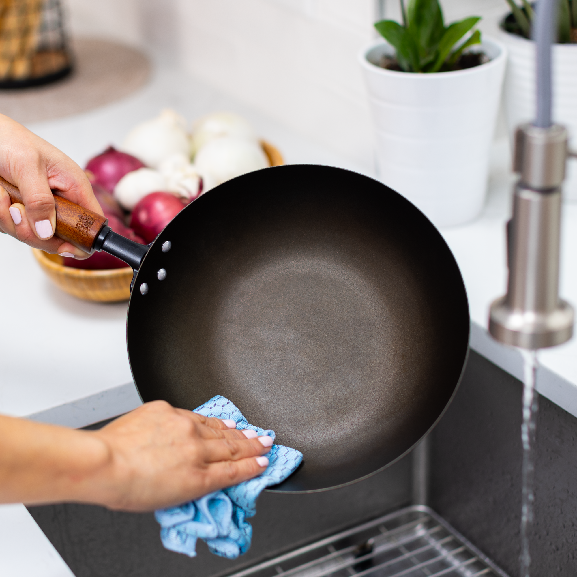 9.5 Inch Carbon Steel Wok Pan - Pre-Seasoned Stir Fry Pan for Professional Cooking - Perfect for Asian Stir Fry, Sautéing & Deep Frying - Induction Compatible Nonstick Skillet