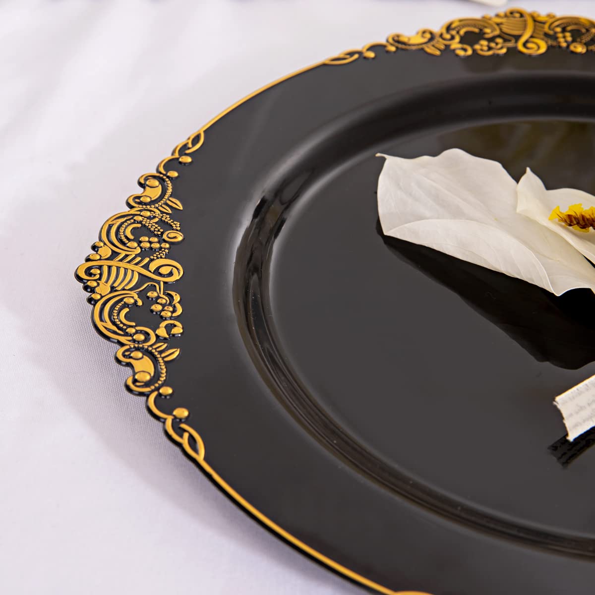 Nervure 200-Piece Black and Gold Plastic Dinnerware Set - 100 Black Gold Plates & 100 Gold Silverware (Forks, Knives, Spoons) - Elegant Disposable Tableware for Parties, Weddings, and Events