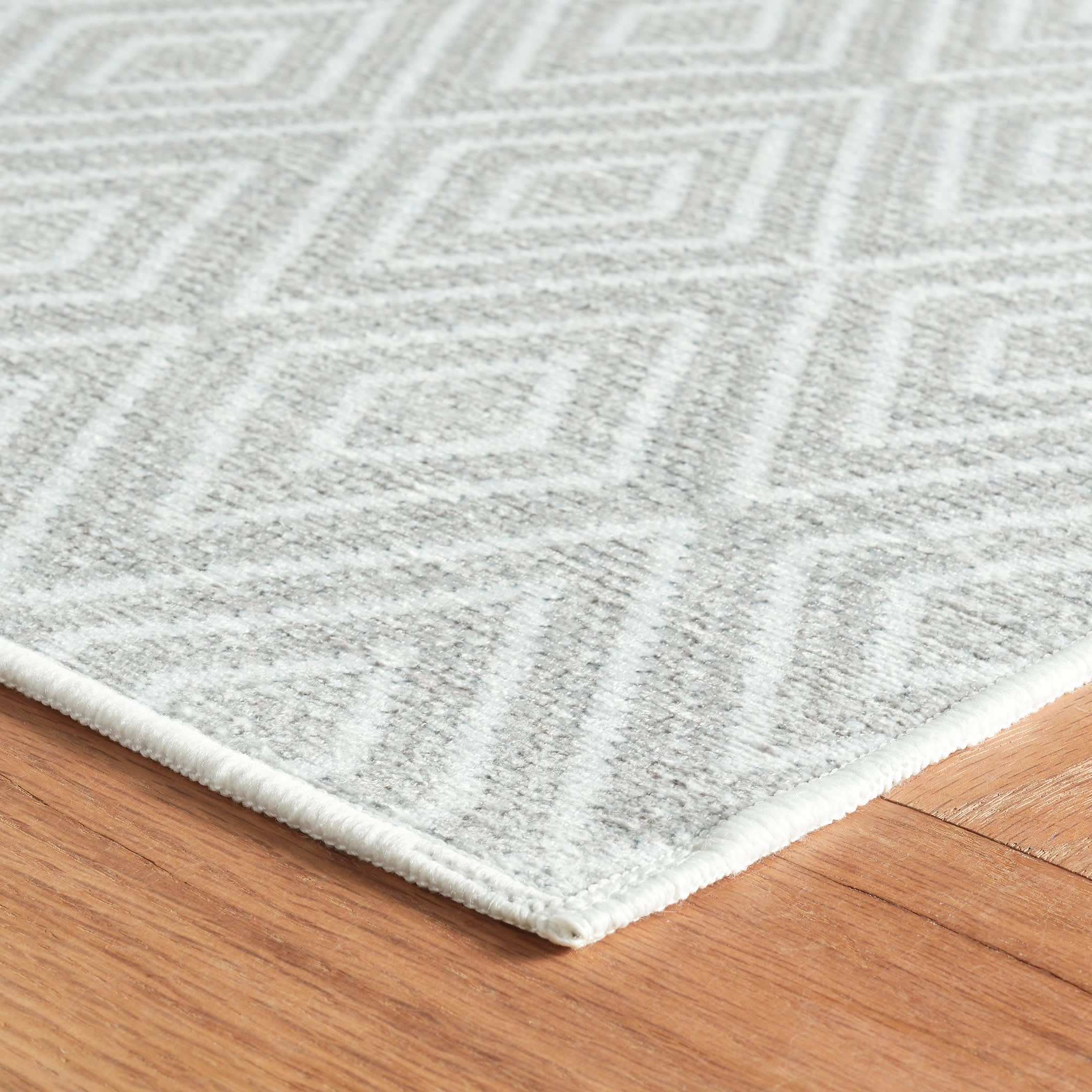 Luxury Diamond Pattern Machine Washable Rug - Platinum & White - Perfect for Living Room, Bedroom & Office Decor