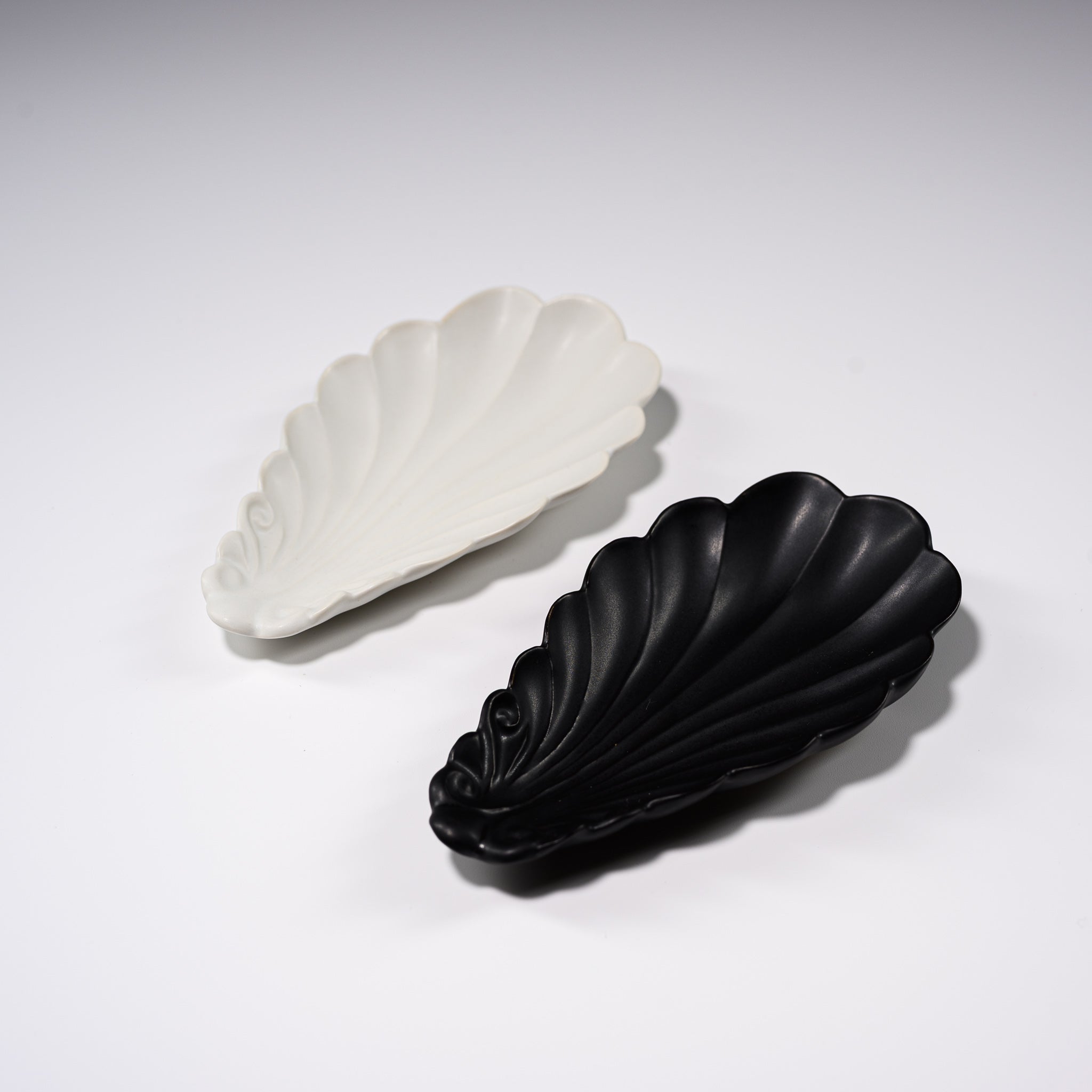 Handmade Usukiyaki Small Dish - Japanese Ceramic Shell-Shaped Soy Sauce Plate for Sushi, Sashimi & Asian Cuisine | Perfect for Home Dining & Gift Giving